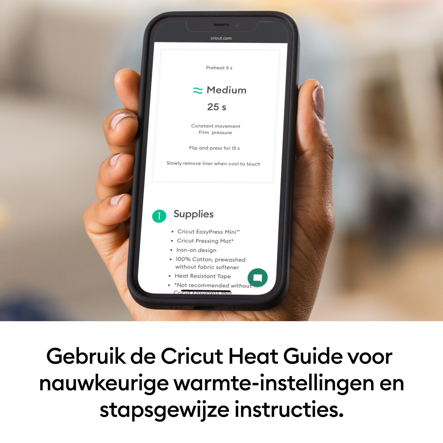 A hand holds a phone showing Cricut settings. Text includes 'Medium', '25 s', and instructions. Bottom text is in Dutch.