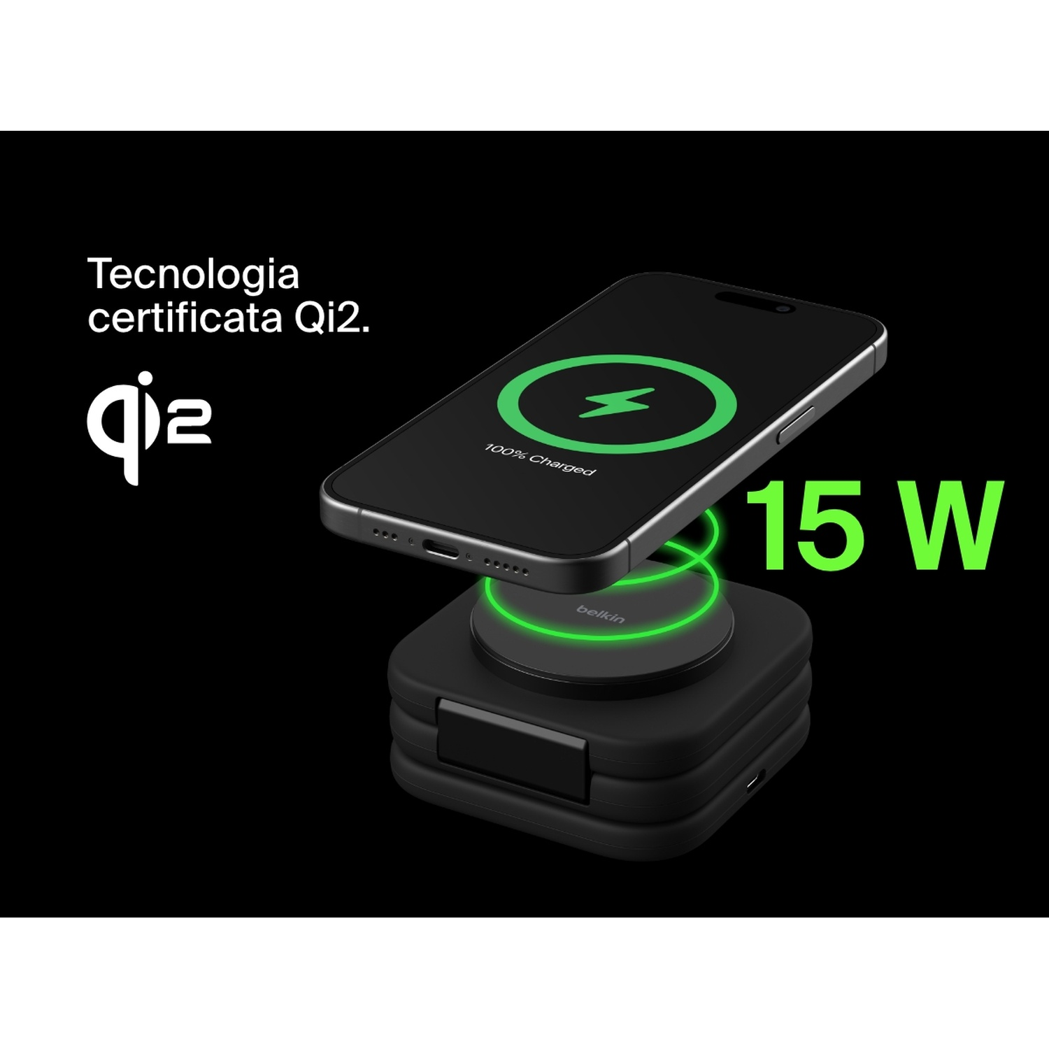 Un telefono in carica su un caricabatterie wireless. Il telefono mostra 100% carica. Il testo dice '15 W' e 'Tecnologia certificata Qi2'.