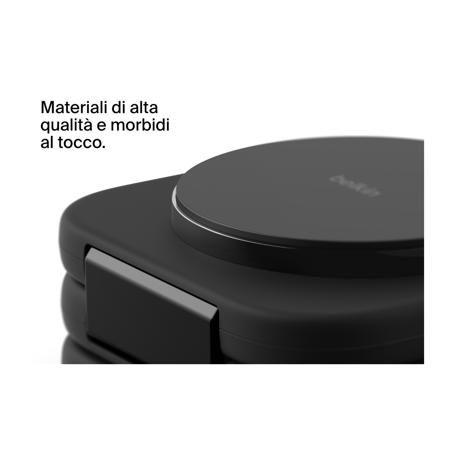 Primo piano di un caricabatterie wireless nero. Il caricabatterie ha una parte superiore circolare e un lato rettangolare.