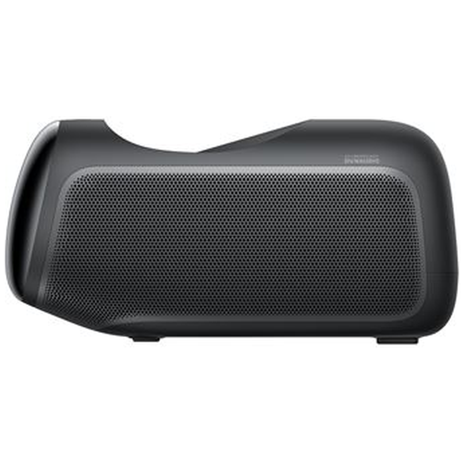 Een zwarte soundbar met een geperforeerde voorkant. Hij heeft een gebogen bovenkant met een kleine inkeping. De luidspreker staat op een witte achtergrond.