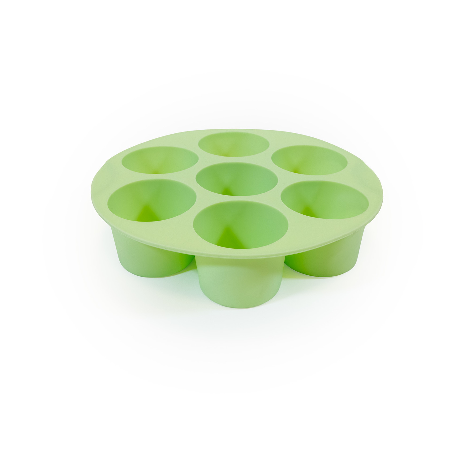 Uno stampo in silicone verde chiaro con sette tazze rotonde. Lo stampo è su sfondo bianco. È una vista dall'alto.