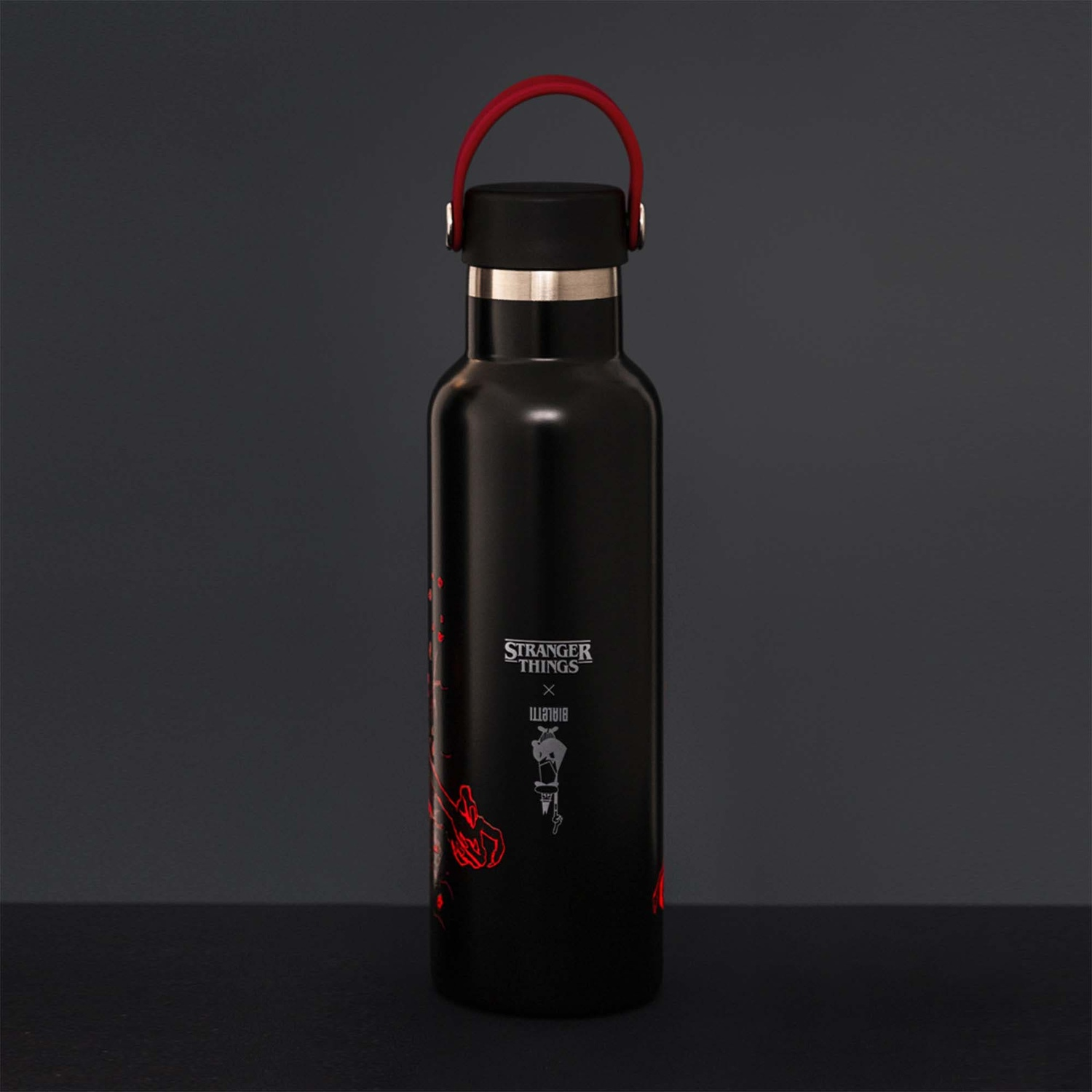 Borraccia nera con manico rosso e logo Stranger Things. Tappo nero, fascia argentata e dettagli di design rossi.