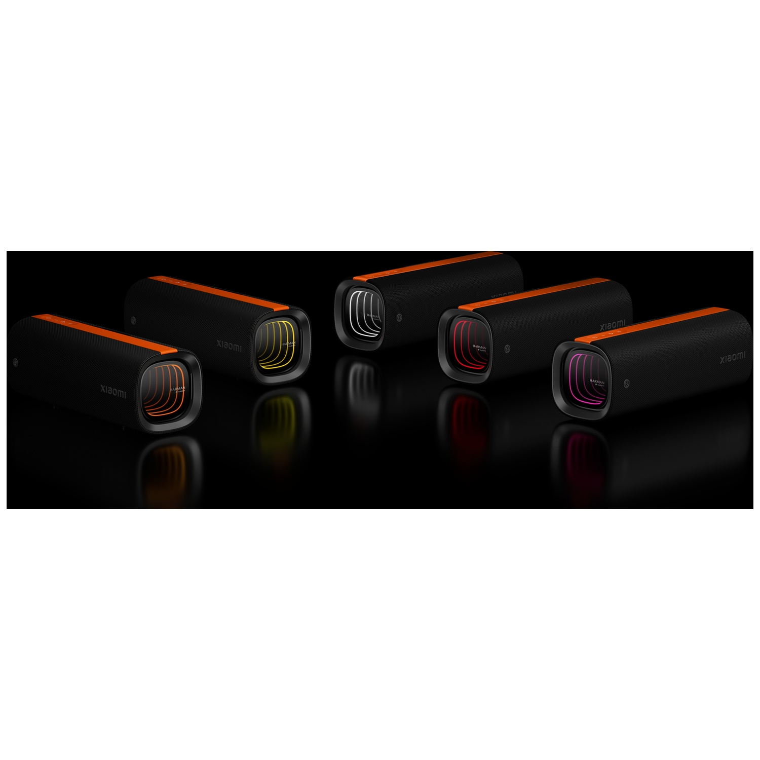 Zes zwarte luidsprekers met oranje accenten en kleurrijke lichtdisplays. Elk heeft het Xiaomi-logo. De achtergrond is zwart.