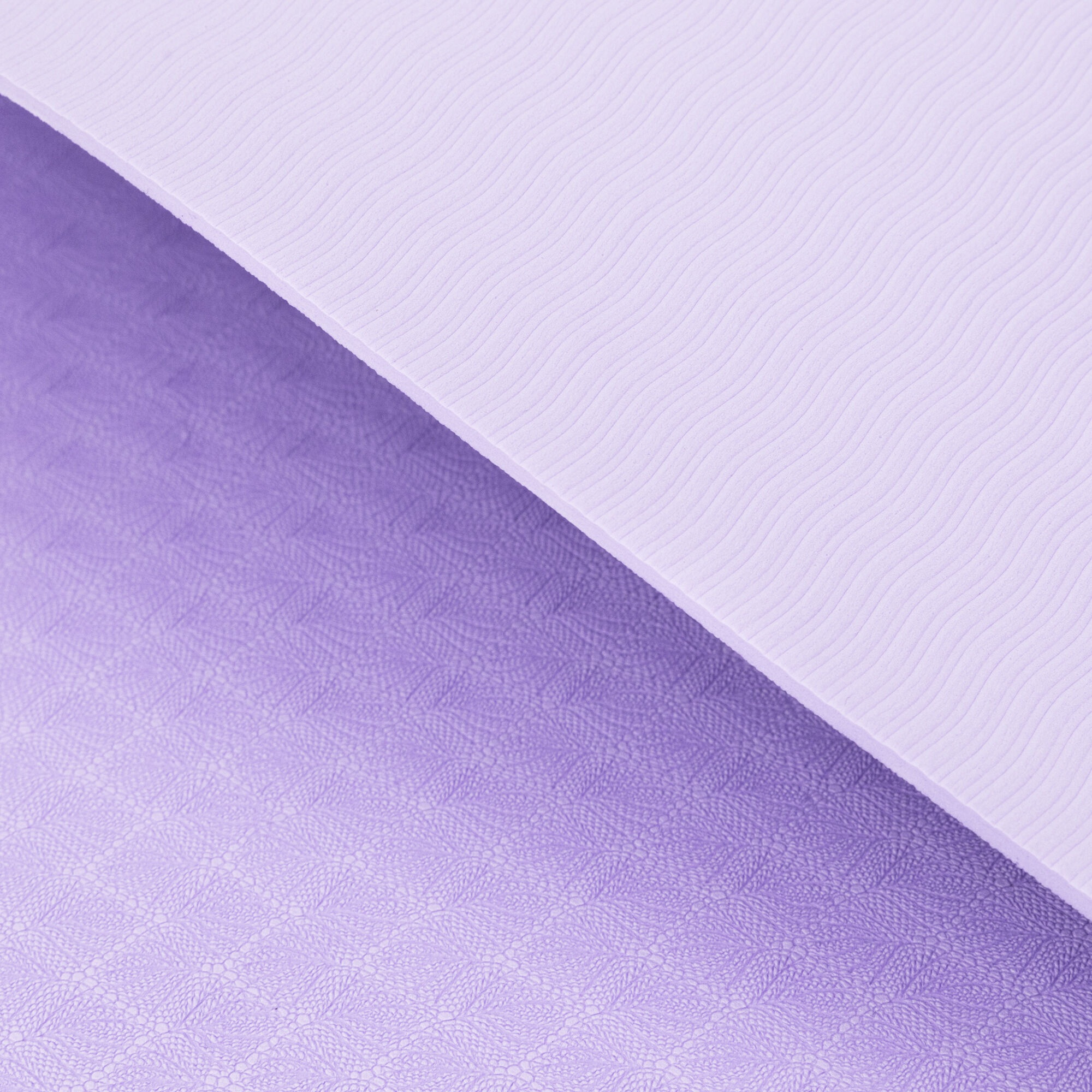 Obraz pokazuje dwa fragmenty fioletowego, teksturowanego materiału. Jeden ma faliste linie, drugi mały wzór.