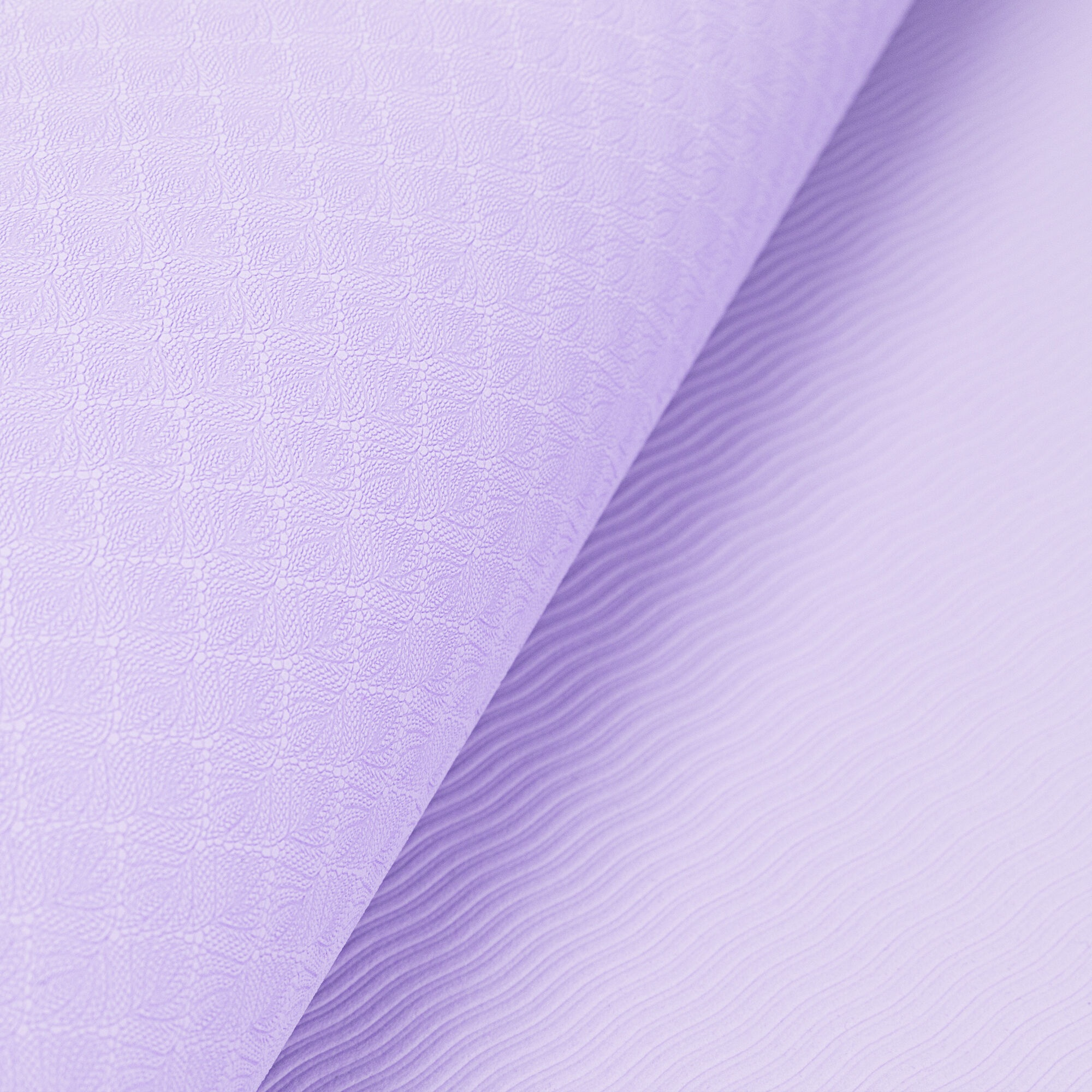 Zbliżenie zwiniętej fioletowej powierzchni z teksturowanym wzorem kwiatowym i gładkim, falistym wzorem.