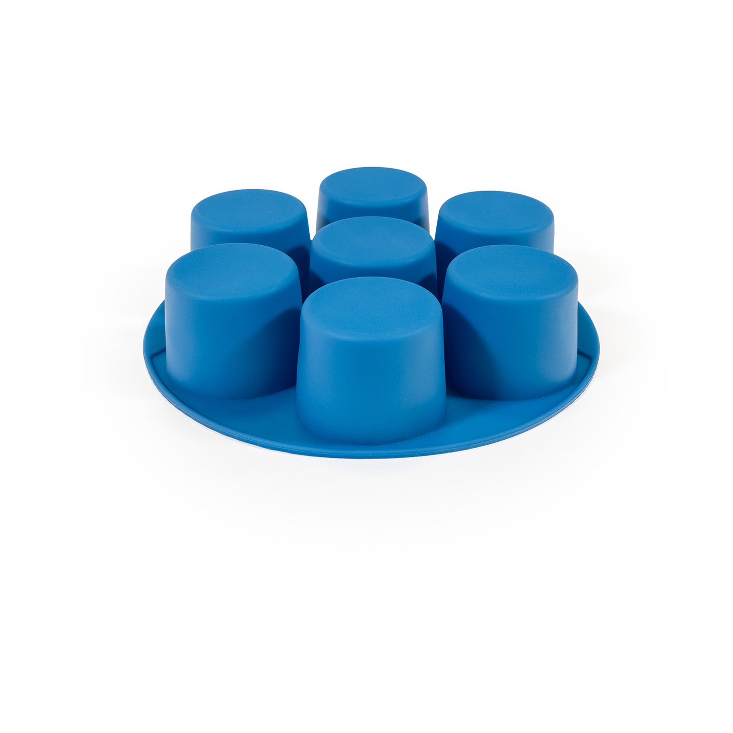 Una teglia in silicone blu con sette tazze cilindriche disposte a cerchio, su sfondo bianco.