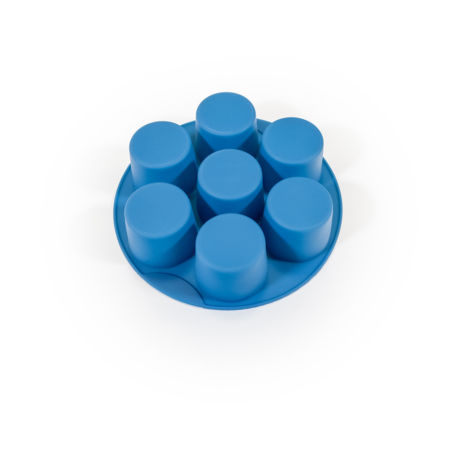 Un vassoio blu in silicone per muffin con sette coppette rotonde è centrato su uno sfondo bianco, illuminato uniformemente. Le coppette e il vassoio sono blu.