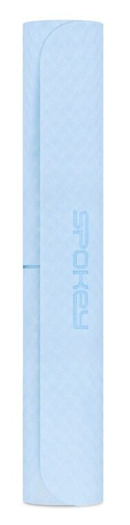 Jasnoniebieska, zwinięta mata do jogi z pionowym napisem SPOKEY. Mata jest rozwinięta po lewej stronie.