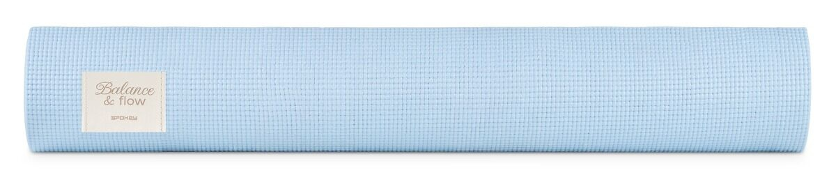Zwinięta błękitna mata do jogi. Biała etykieta z napisem 'Balance & flow'. Mata na białym tle.
