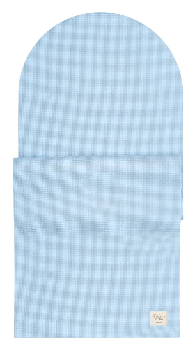 Jasnoniebieska, teksturowana mata do jogi z zaokrągloną górą. Mała etykieta z tekstem widoczna na dole.