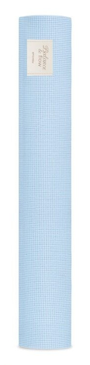 Zwinięta niebieska mata do jogi ze wzorem kratki. Etykieta głosi: 'Balance & Flow'.