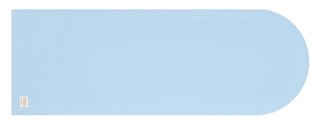 Jasnoniebieska prostokątna mata z zaokrąglonym końcem. Ma subtelny wzór kratki i małą etykietę w rogu.