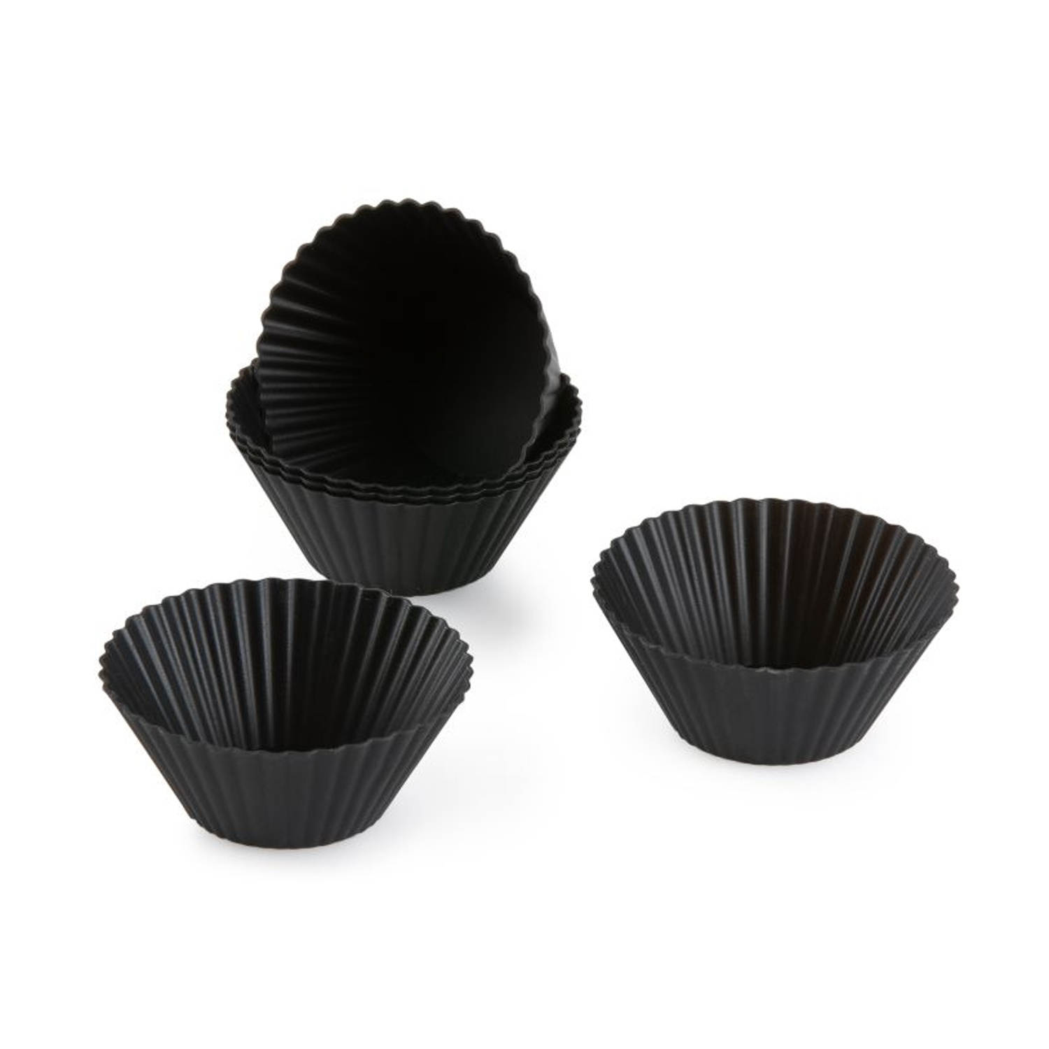 Quattro pirottini neri scanalati in silicone su sfondo bianco. Una pila di tre e due singoli.