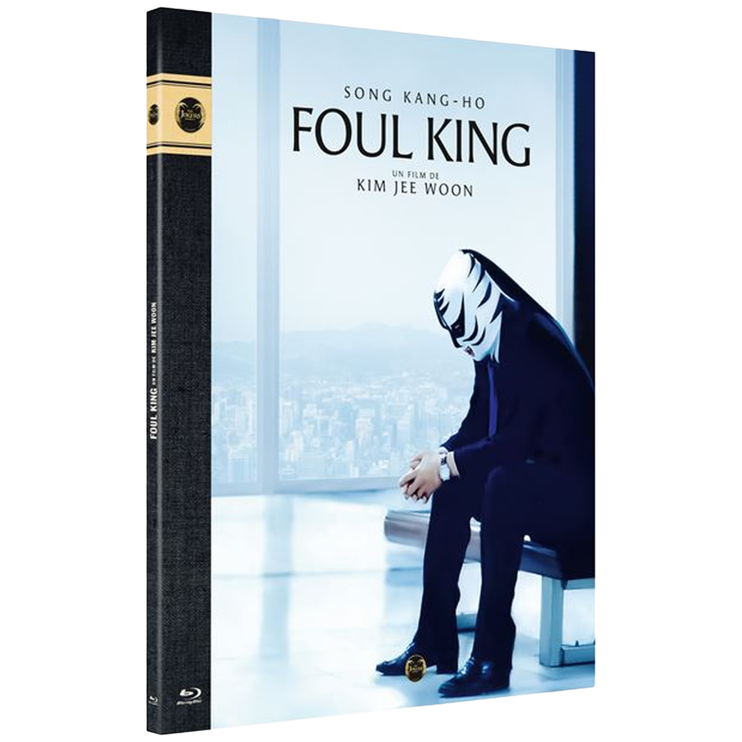 Couverture DVD. Un homme en costume et masque est assis près d'une fenêtre. Le titre du film est 'Foul King'.