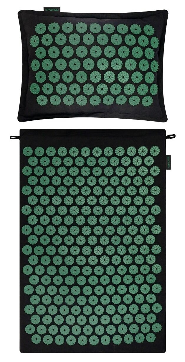Czarna poduszka i mata z zielonymi okrągłymi punktami do masażu. Poduszka u góry, mata poniżej. Widoczna nazwa marki.