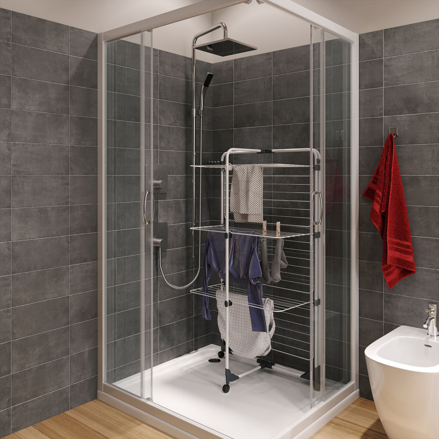 Una cabina doccia con stendibiancheria all'interno, con vestiti e asciugamani. Asciugamano rosso fuori. Muri piastrellati grigi.
