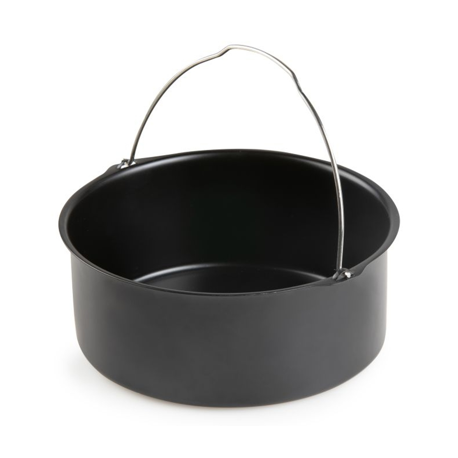 Un cestello nero per friggitrice con manico argentato. Il cestello è rotondo e poggia su una superficie bianca.