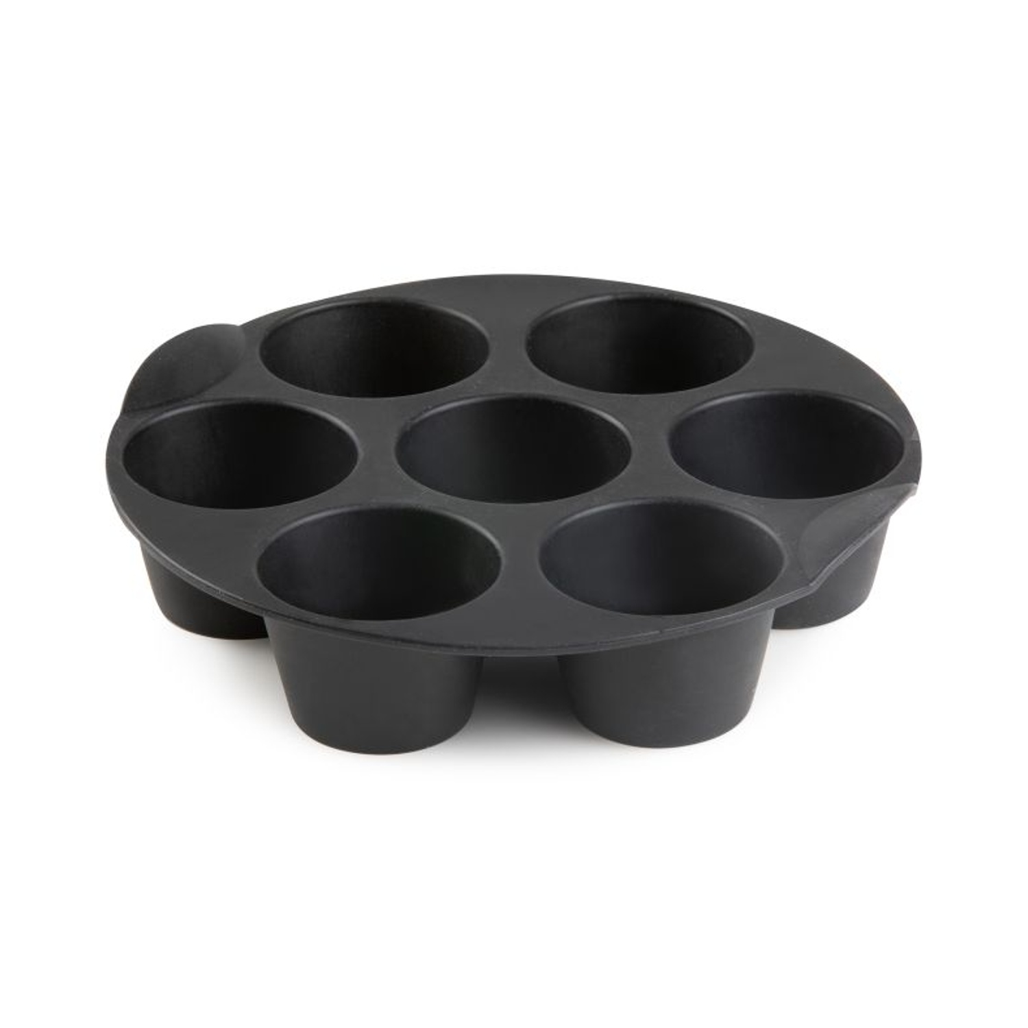 Una teglia nera per muffin con sette stampi circolari. La teglia è su sfondo bianco.
