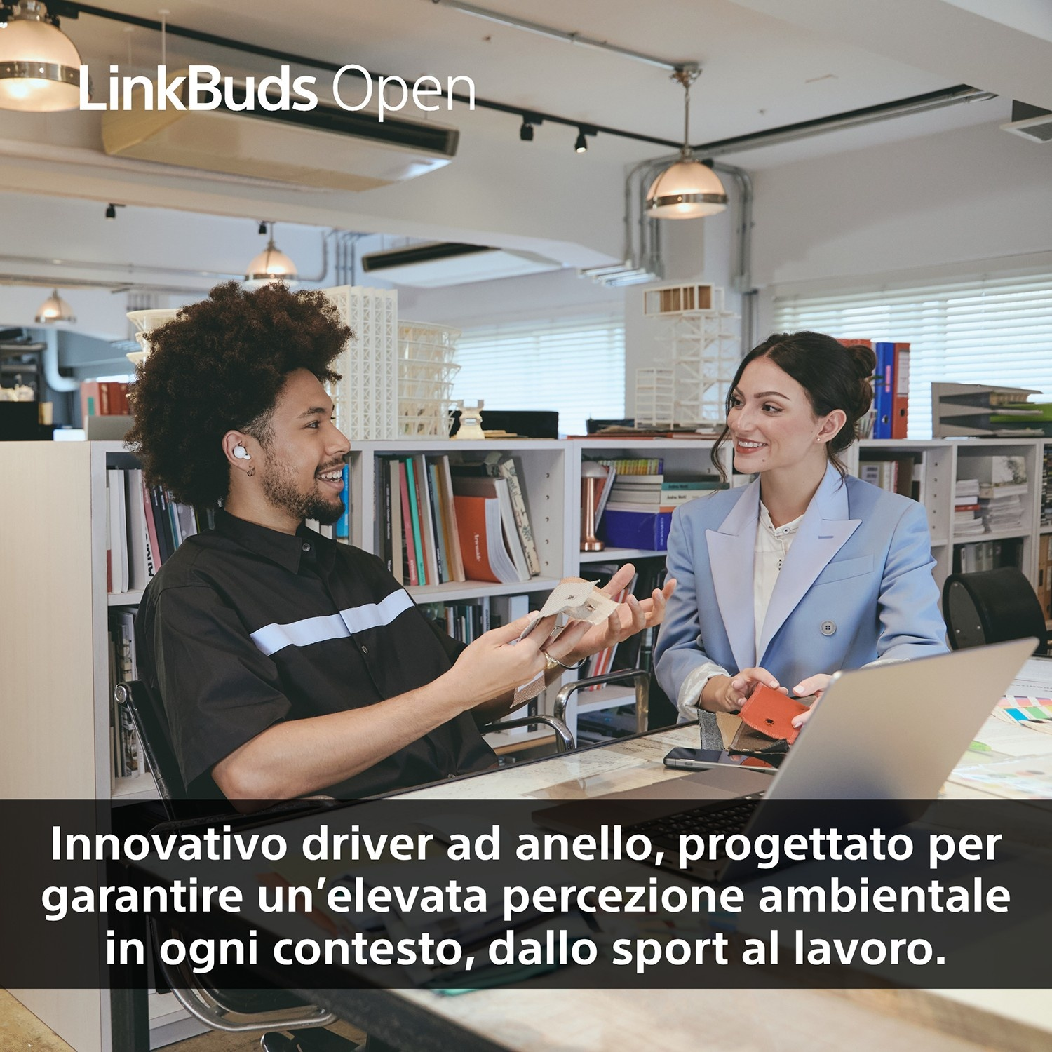 Due persone in un ufficio. Un uomo tiene auricolari, donna con laptop. Il testo in basso descrive gli auricolari.