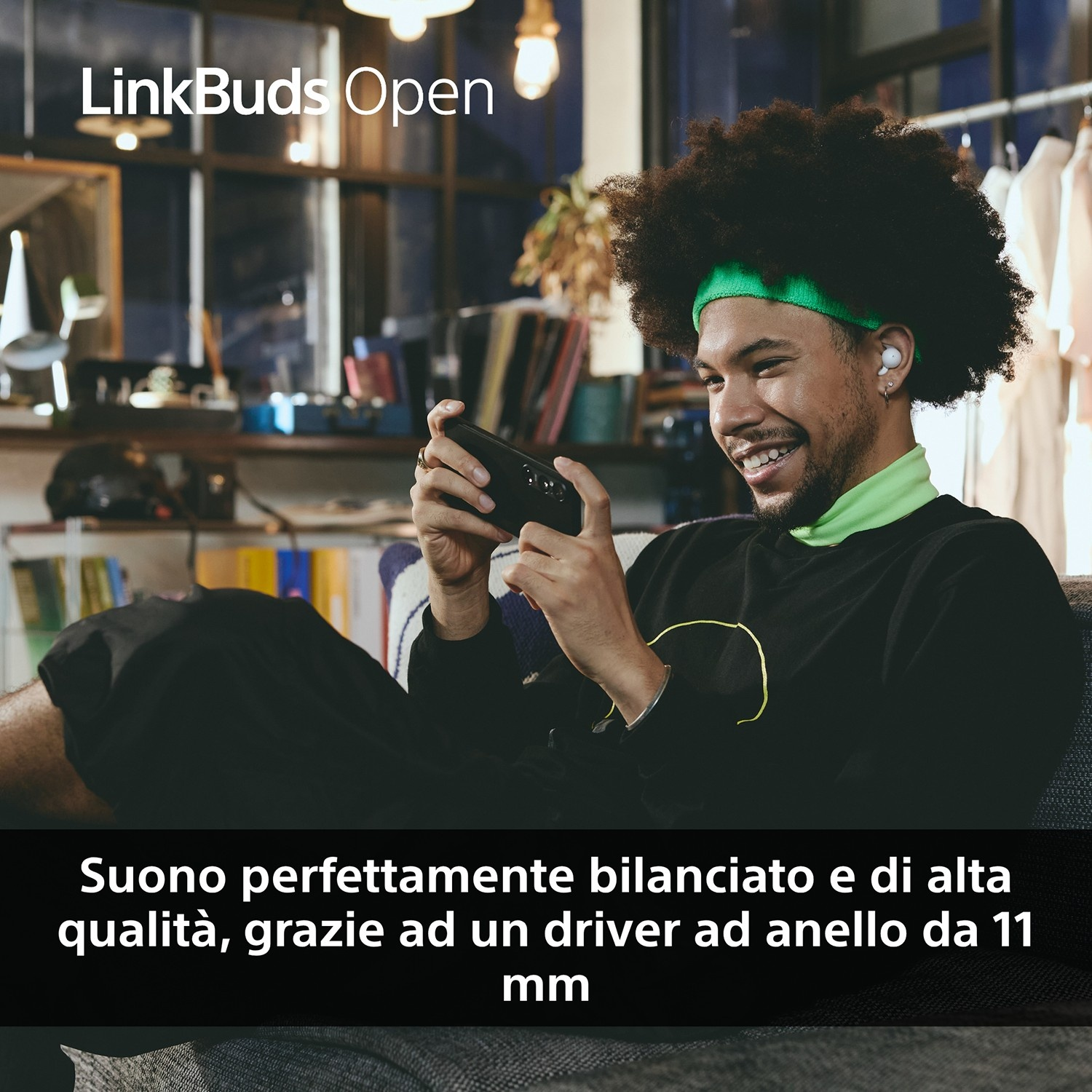 Un uomo con le cuffie sorride mentre tiene in mano un dispositivo. Il testo in alto dice LinkBuds Open. Il testo in basso è in italiano.