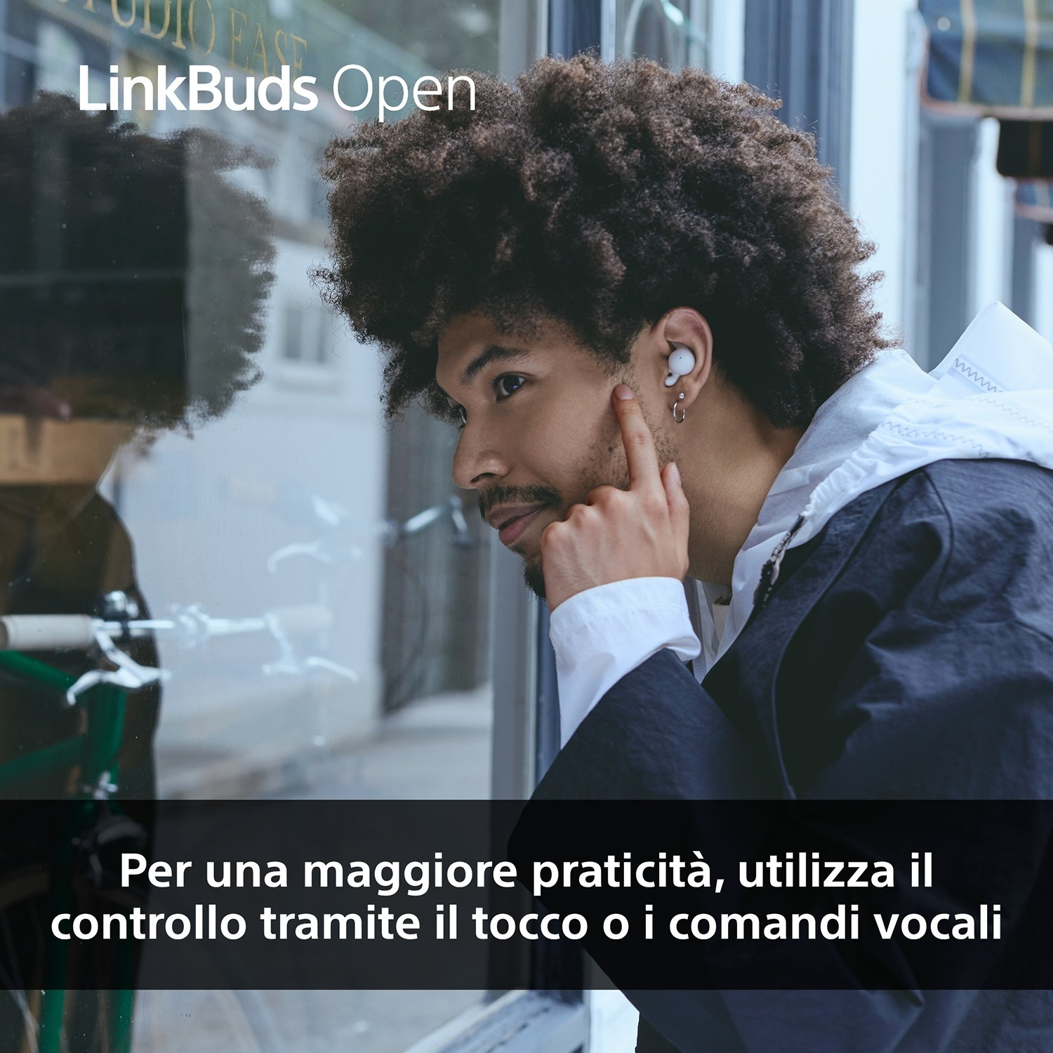 Un uomo con i capelli ricci che indossa gli auricolari si tocca l'orecchio. Testo: LinkBuds Open. Il testo in basso dice: Per una maggiore praticità, utilizza il controllo touch.