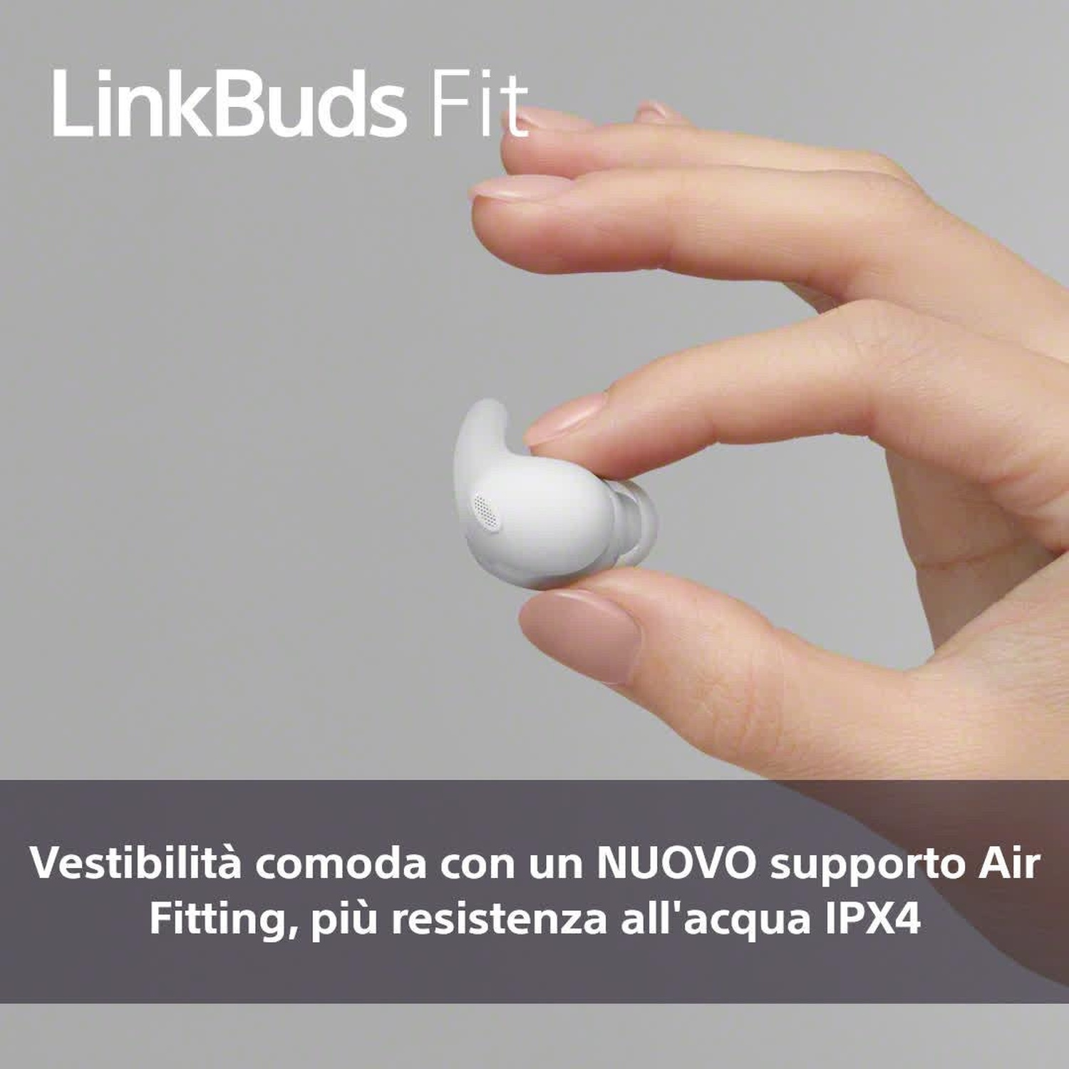 Una mano tiene un auricolare bianco LinkBuds Fit. Testo in alto: 'LinkBuds Fit'. Testo in basso: Vestibilità confortevole con nuovo Air Fitting.