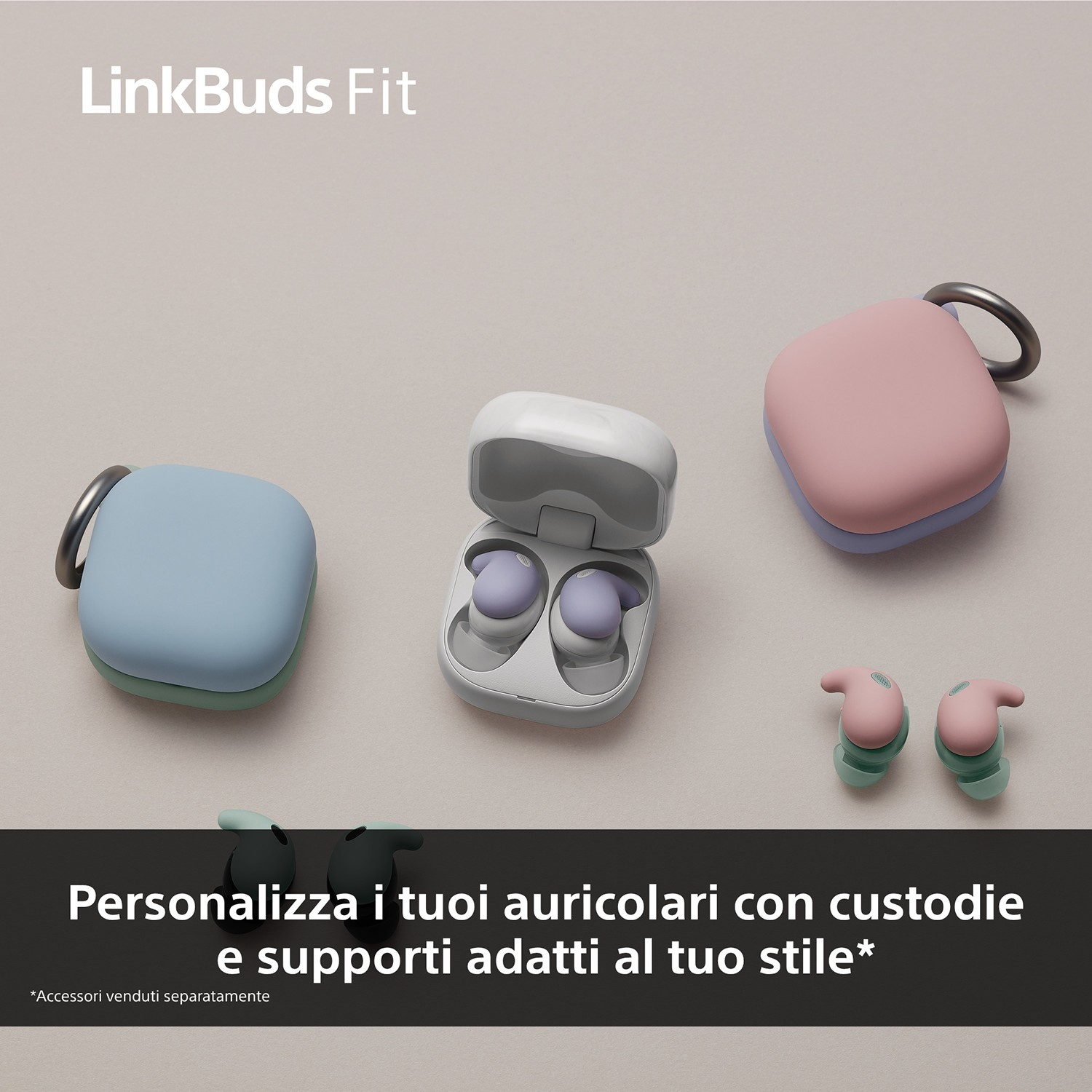 L'immagine mostra gli auricolari LinkBuds Fit. Ci sono tre custodie, due auricolari e una sovrapposizione di testo che dice 'Personalizza i tuoi auricolari'.