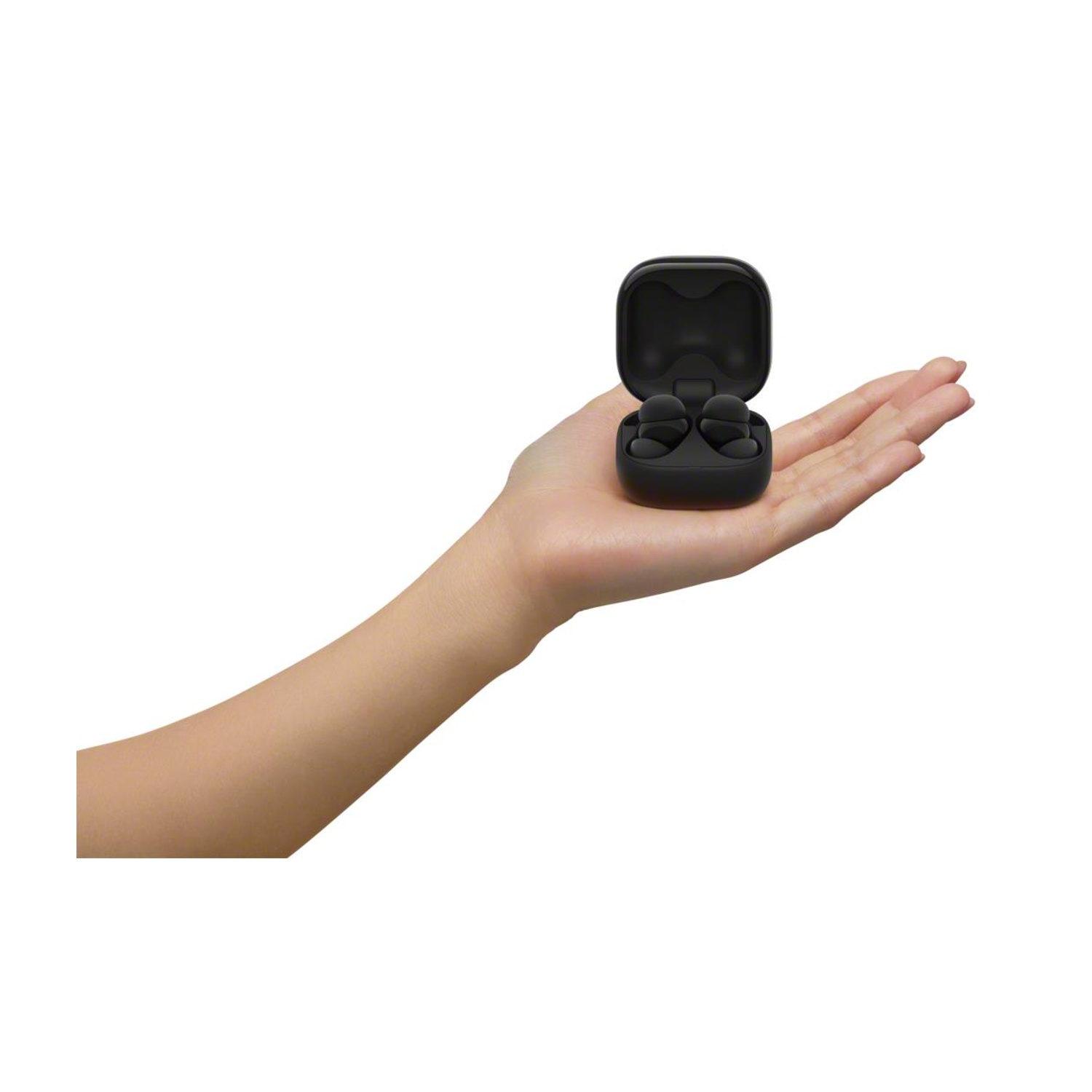 Una mano tiene una custodia nera aperta contenente auricolari neri. Lo sfondo è bianco.