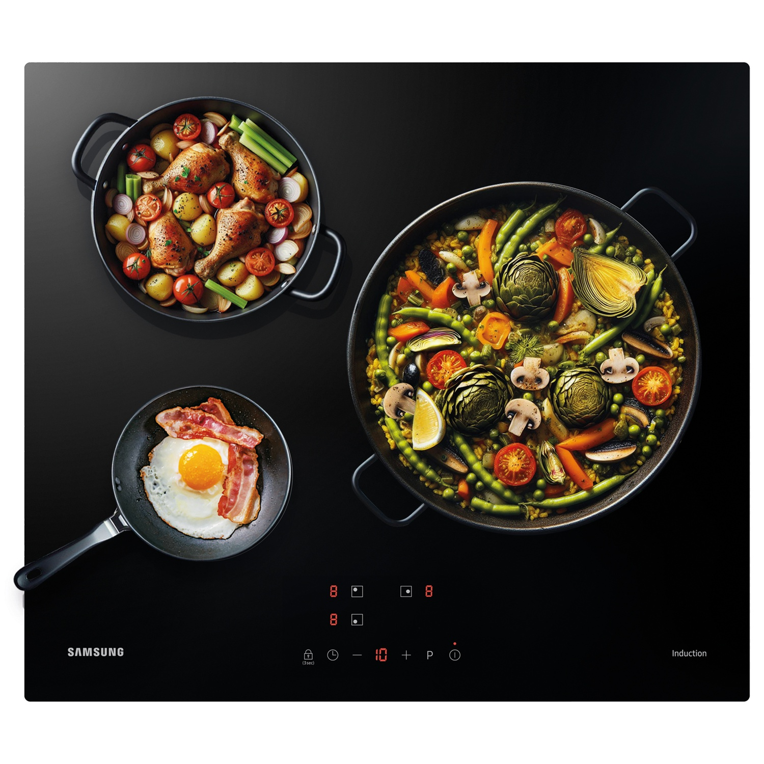 Placa de inducción negra con tres sartenes: pollo y verduras, paella y huevo frito con bacon. Logotipo de Samsung y controles visibles.