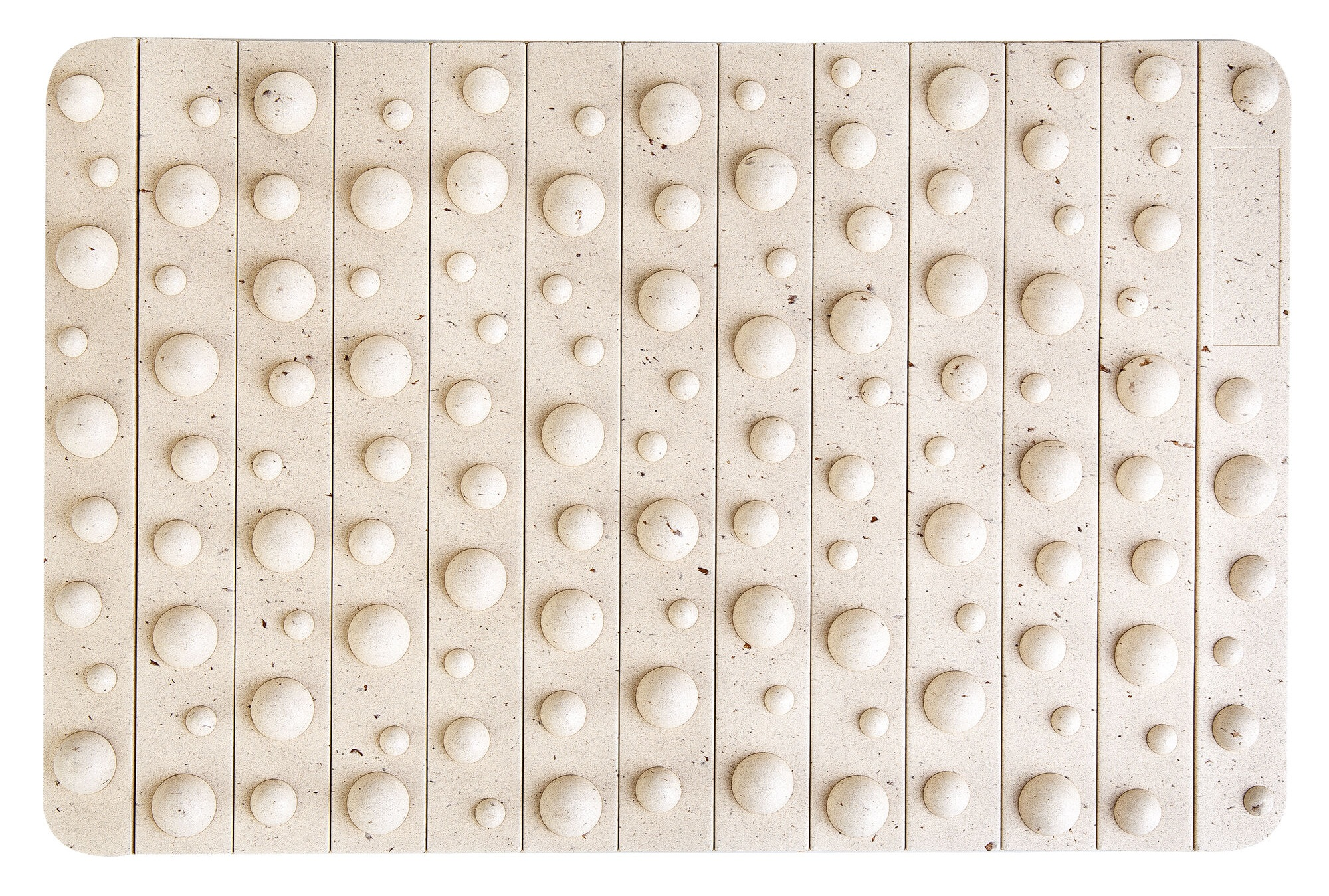 Prostokątna, beżowa mata z pionowymi liniami. Kuliste wypukłości o różnych rozmiarach ułożone są w rzędach.