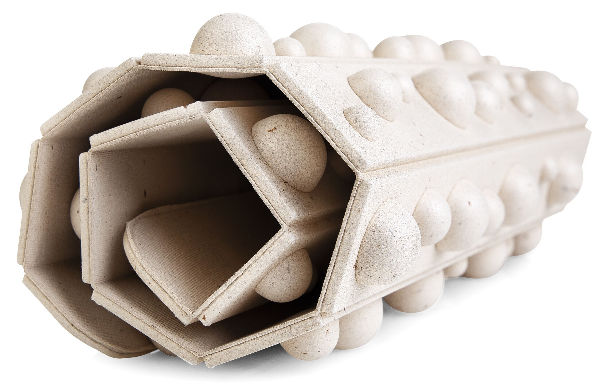 Beżowa, o strukturze plastra miodu, tekturowa konstrukcja z zaokrąglonymi wypukłościami. Na białym tle, oglądana pod kątem.