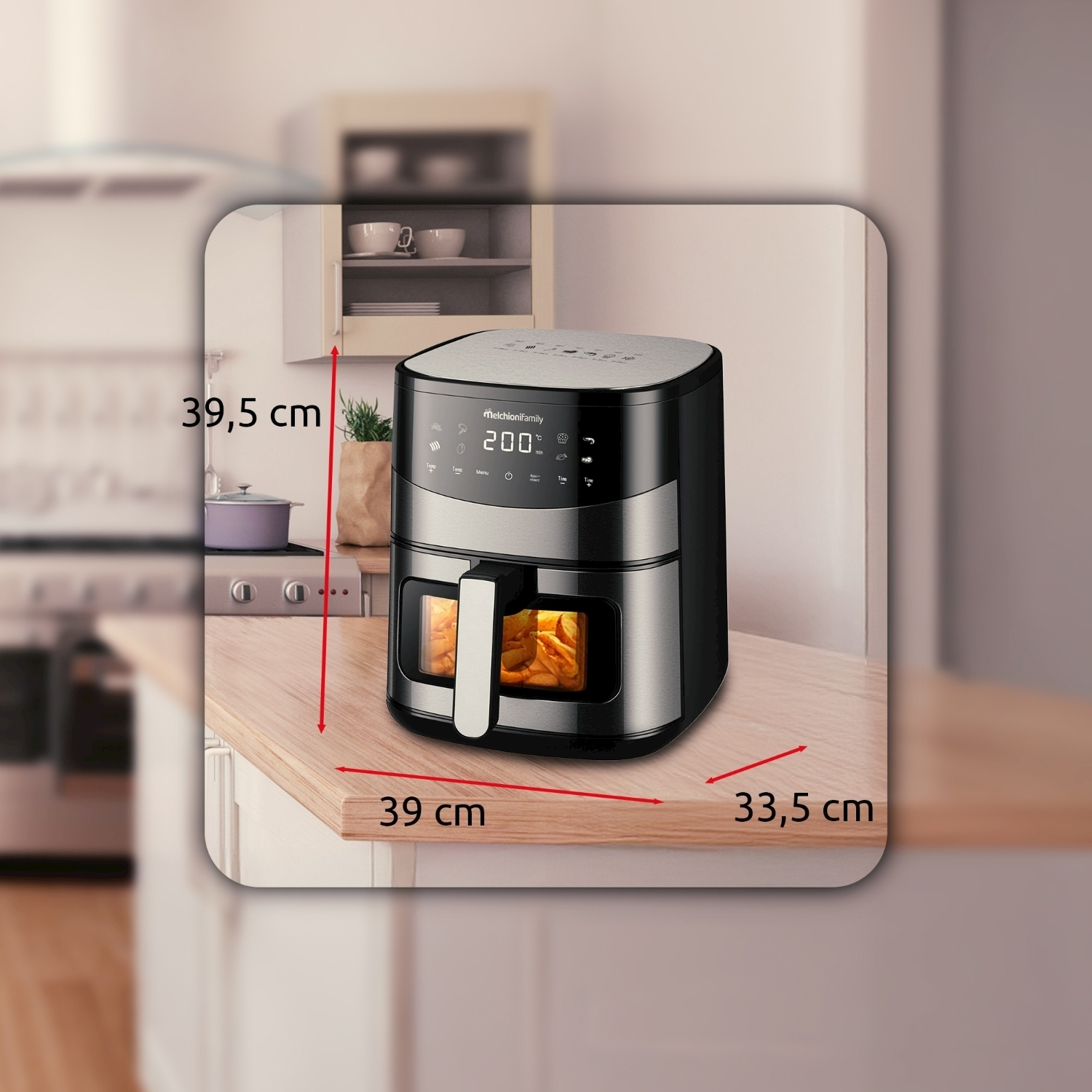 Una friggitrice ad aria è su un bancone della cucina. La friggitrice ad aria è nera e argento, con dimensioni indicate. Un armadietto e altri articoli da cucina sono sullo sfondo.