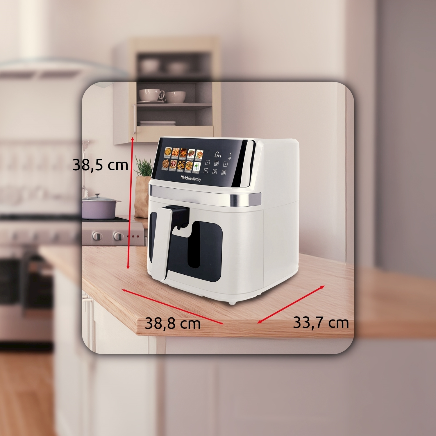 Una friggitrice ad aria bianca con display digitale su un bancone di legno. Misure: 38,5 cm, 38,8 cm e 33,7 cm. Sfondo cucina.
