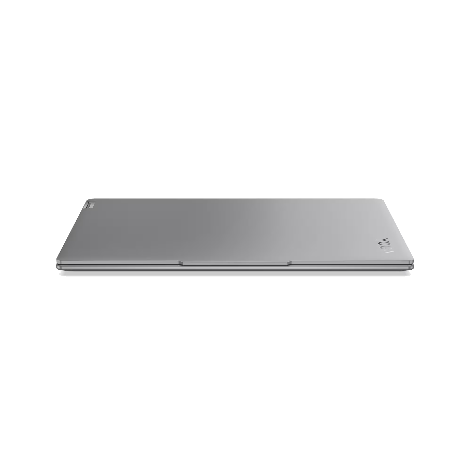 Un portátil plateado cerrado sobre un fondo negro, visibles los logotipos de Lenovo y Yoga.