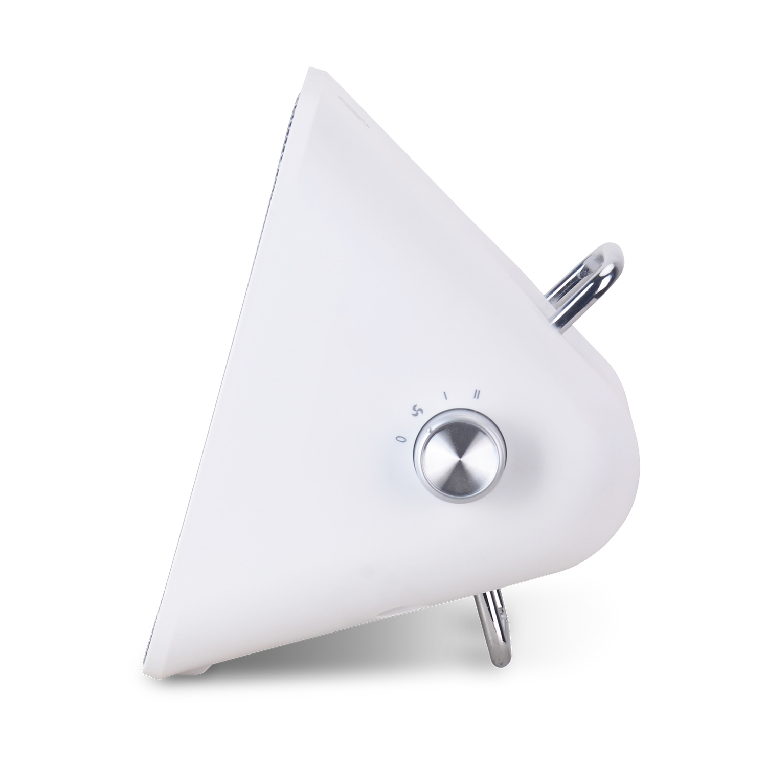 Un ventilatore bianco con una manopola e gambe argentate. Ha una forma triangolare. Lo sfondo è bianco.