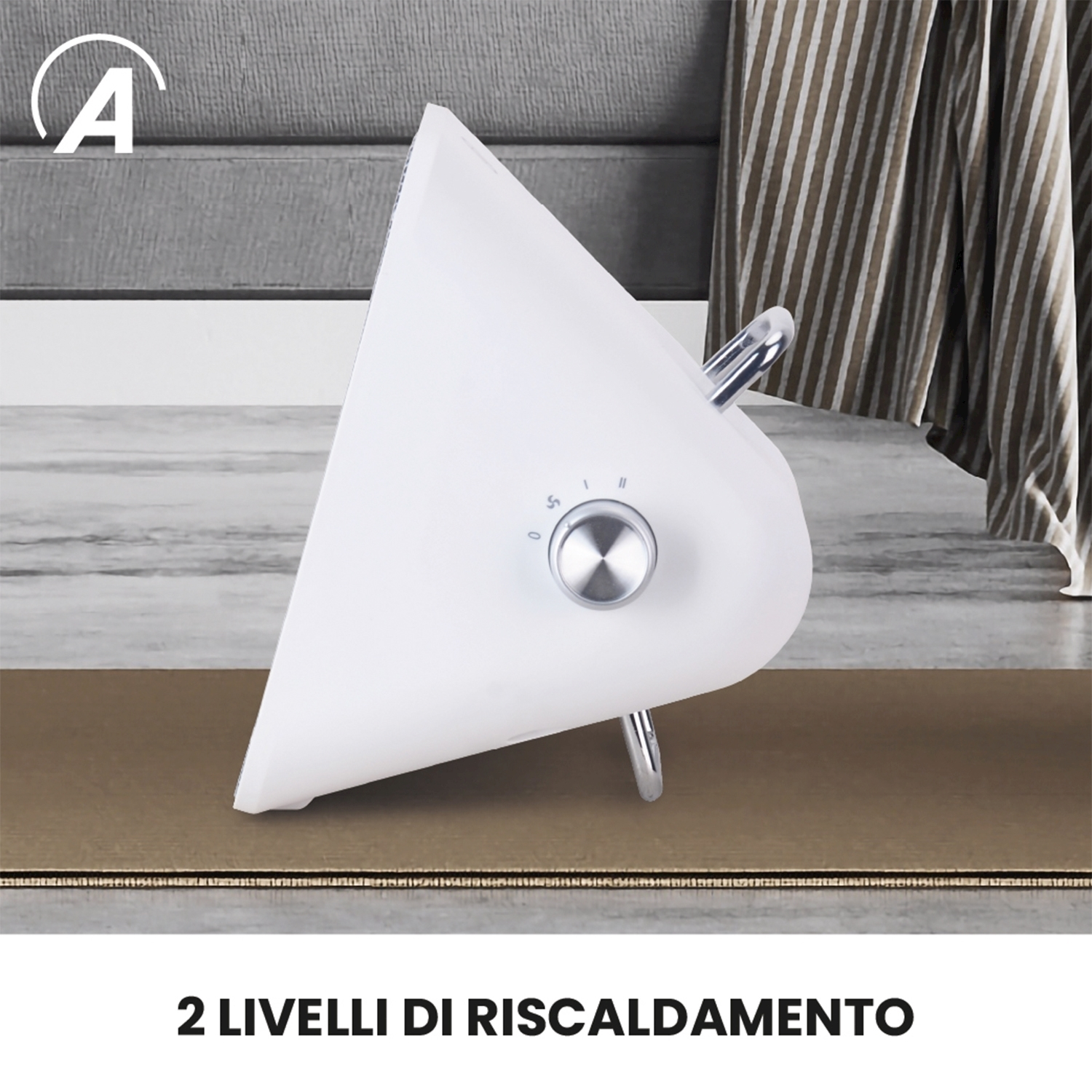 Un ventilatore bianco con manopola e gambe argentate è su un tappeto marrone. Un divano grigio e una coperta a righe sono sullo sfondo.