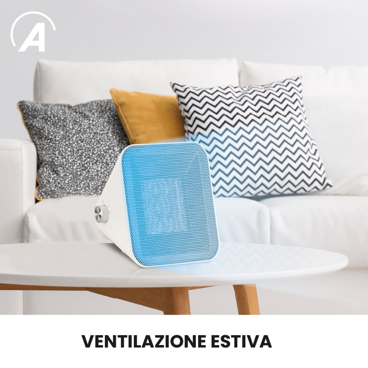 Un purificatore d'aria bianco su un tavolo bianco. Sullo sfondo, un divano bianco con cuscini grigi, gialli e con motivi a zigzag bianchi e neri.