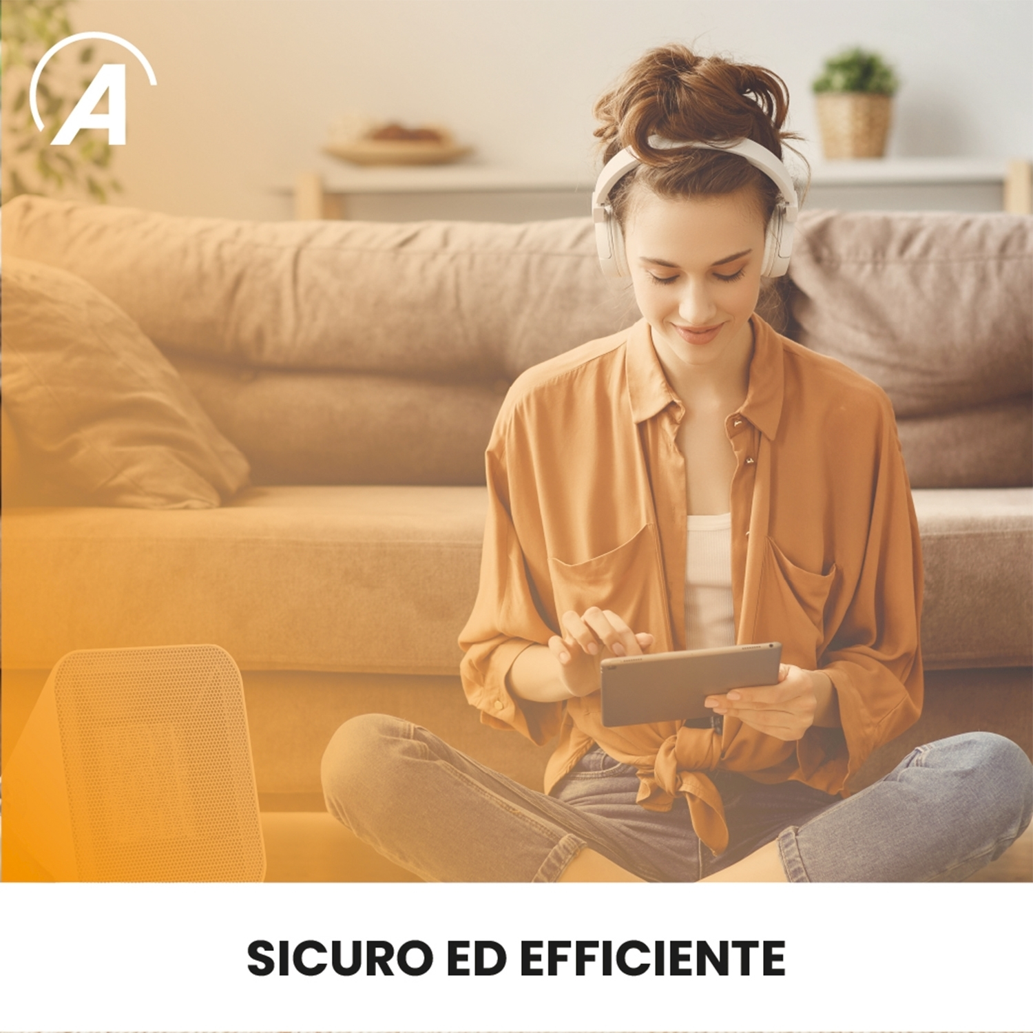 Donna con le cuffie, seduta sul pavimento, che usa un tablet. Un divano e una pianta sullo sfondo, con un altoparlante a sinistra.