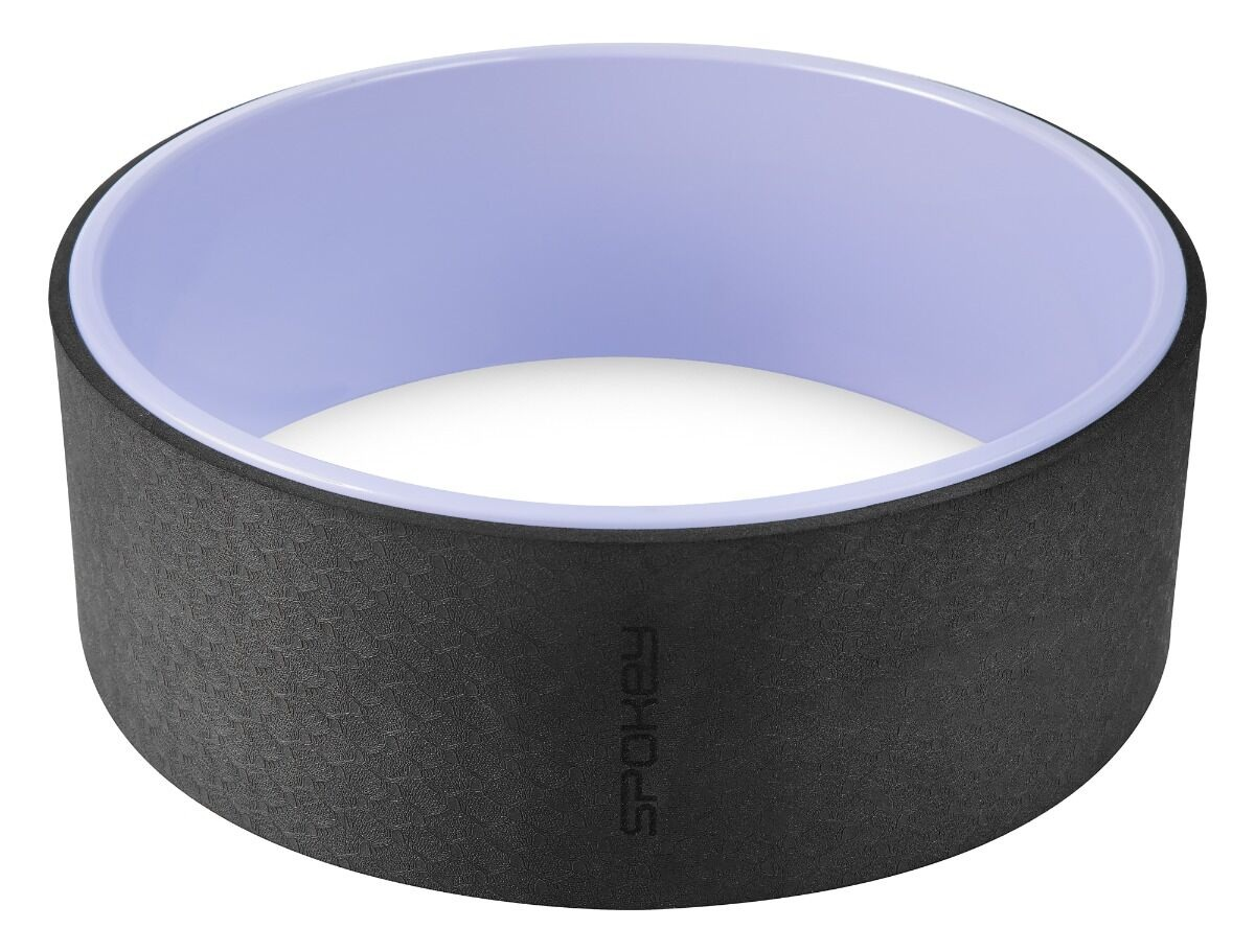 Koło do jogi. Zewnętrzny pierścień jest czarny z teksturowaną powierzchnią, a wewnętrzny jasnofioletowy.