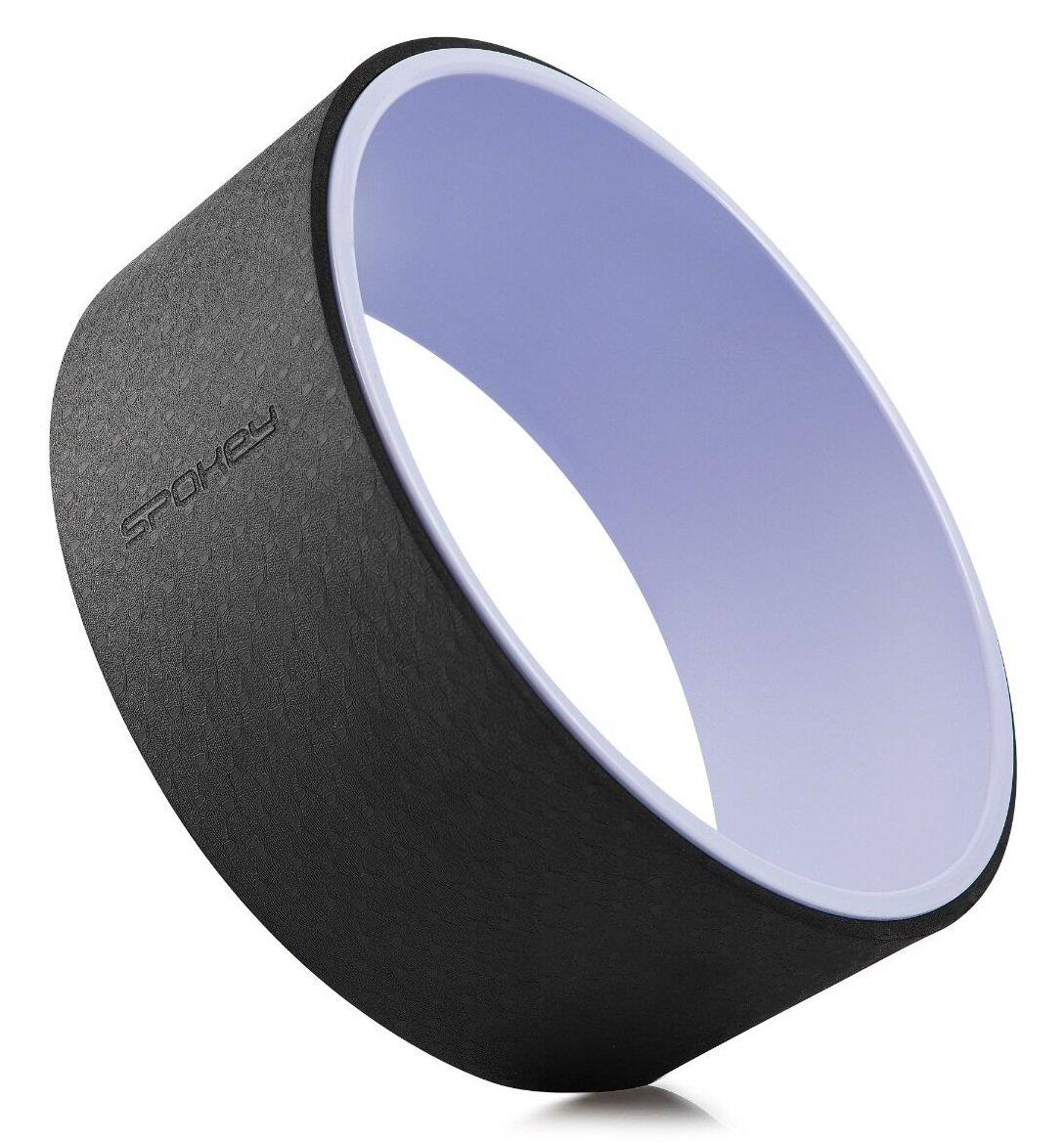 Koło do jogi. Zewnętrzna część jest czarna, teksturowana. Wewnętrzna część jest jasnofioletowa. Widoczna jest marka Spokey.