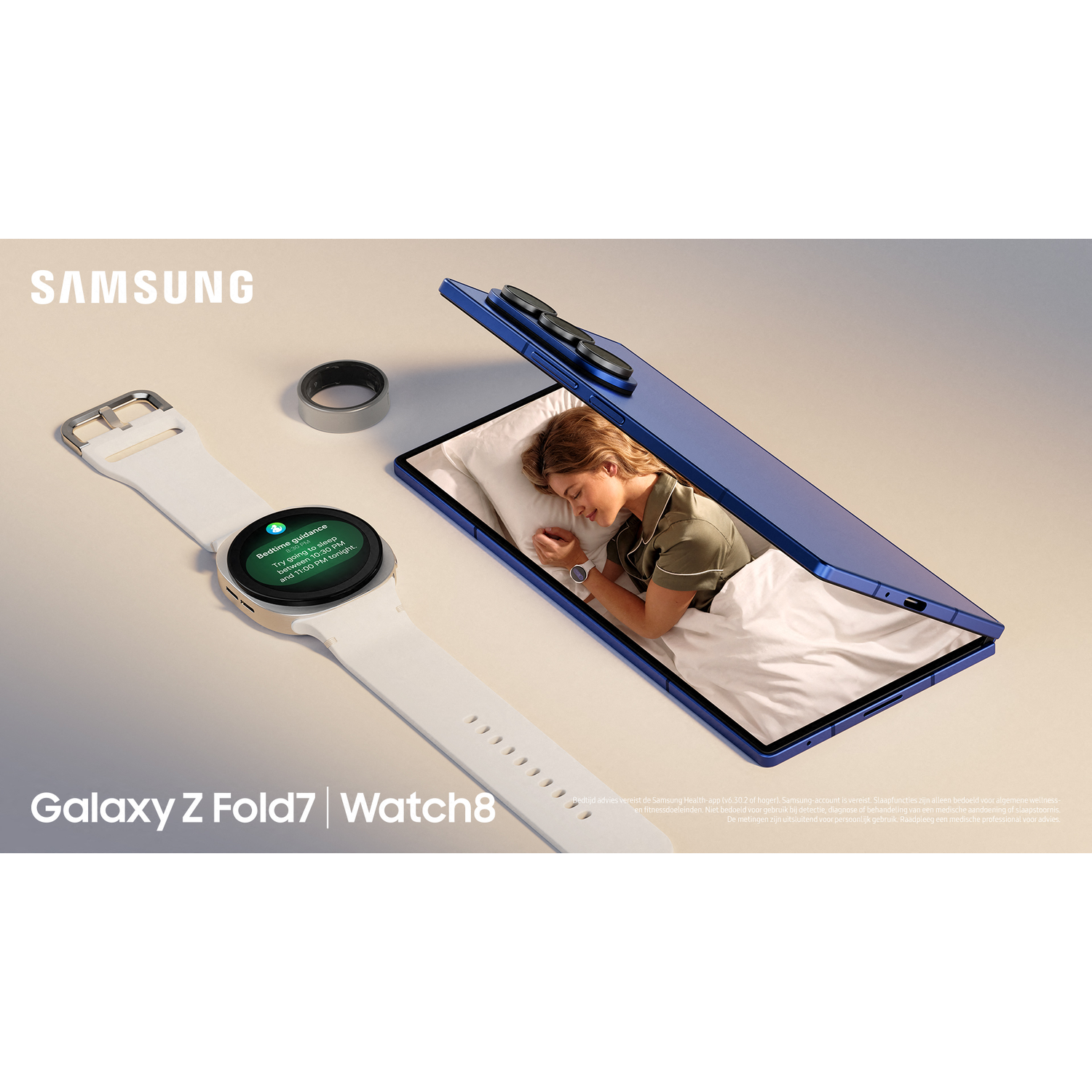 Samsung-advertentie met een Galaxy Z Fold7, Watch8 en een slapende vrouw op het telefoonscherm. Een smartwatch toont bedtijdbegeleiding.