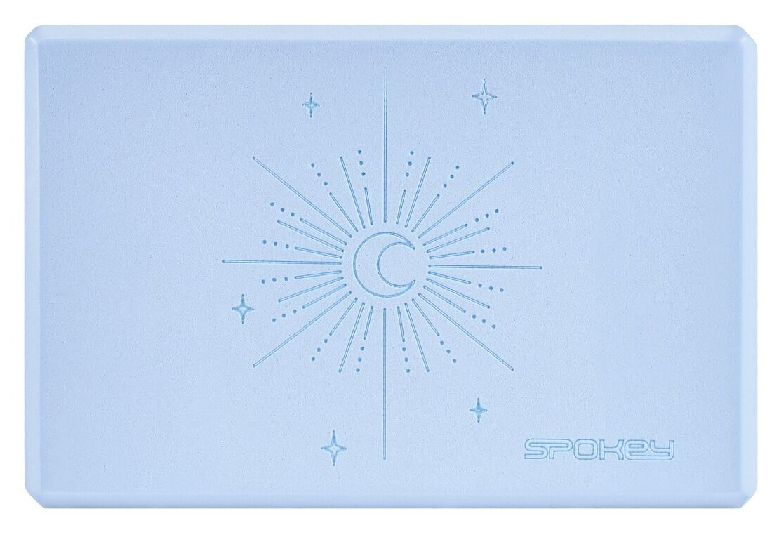 Jasnoniebieski klocek do jogi z motywem księżyca i rozbłysku gwiazd. Logo 'Spokey' na dole po prawej.