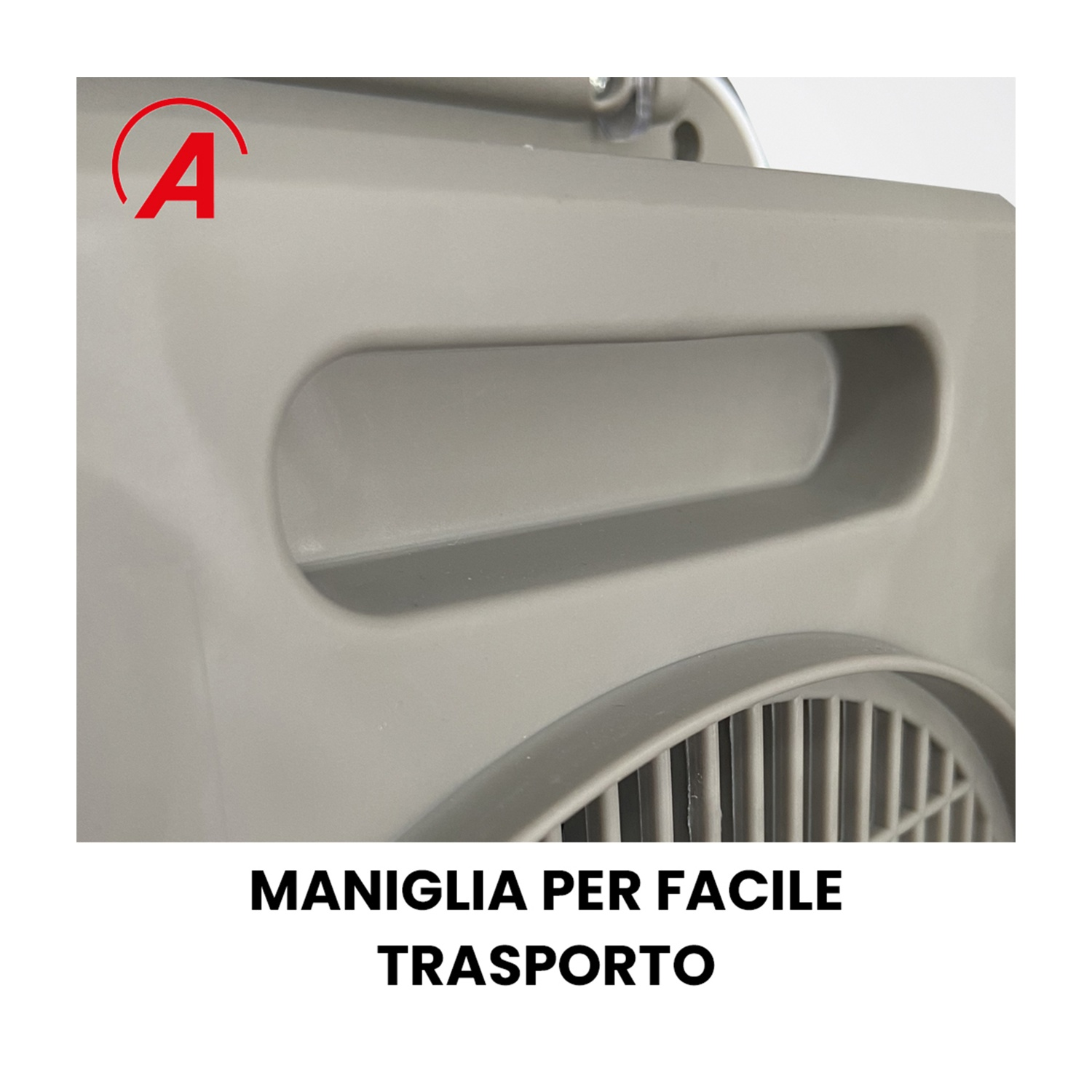 Primo piano di un elettrodomestico grigio chiaro con maniglia, griglia di ventilazione e lettera A in cerchio rosso.