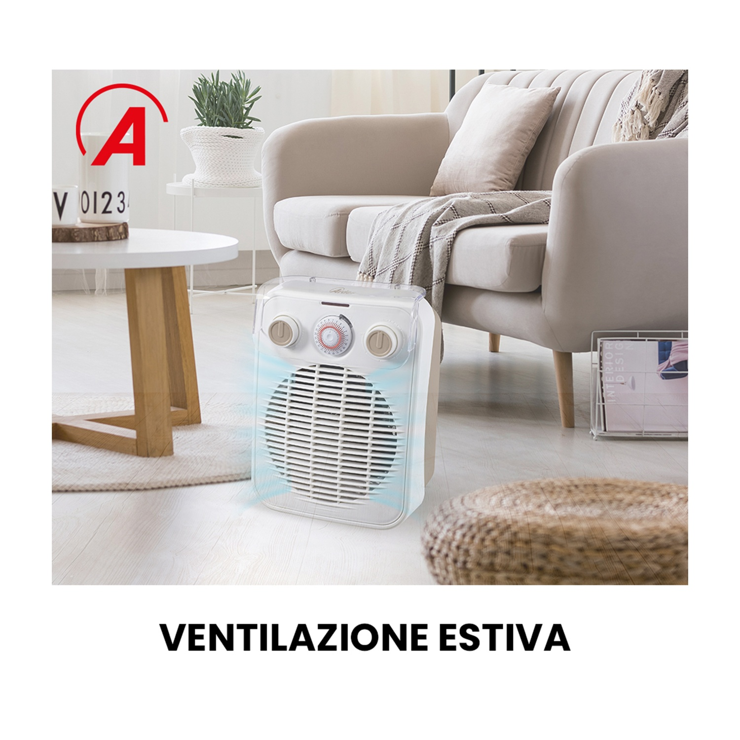 Un ventilatore bianco in un soggiorno. Un divano, un tavolino rotondo e uno sgabello intrecciato sono vicini al ventilatore. Testo 'VENTILAZIONE ESTIVA'.