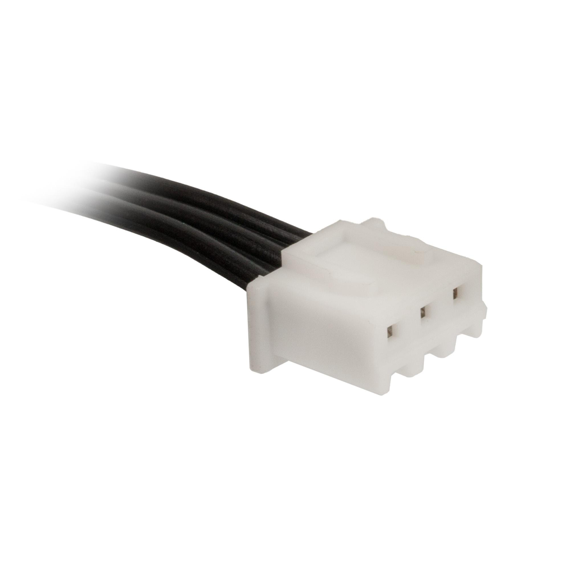 Ein weißer Stecker mit drei Stiften und schwarzen Drähten. Der Hintergrund ist weiß.