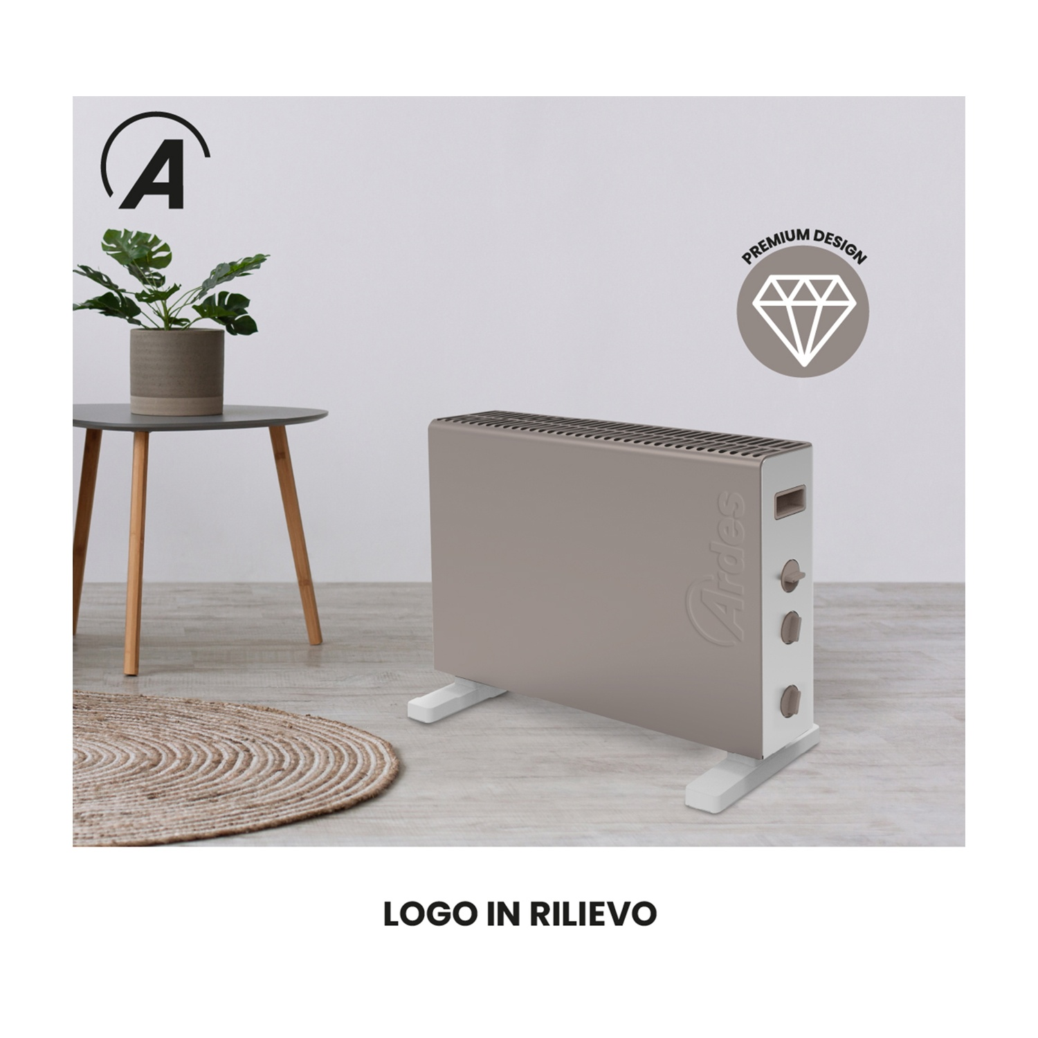 Un riscaldatore su supporti bianchi. Sono presenti un tavolo con una pianta e un tappeto. Un'icona a diamante indica il design premium.