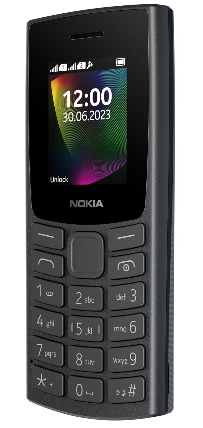 Siyah bir Nokia telefon gösteriliyor. Ekran saat ve tarihi gösteriyor. Tuş takımında sayılar ve harfler var.