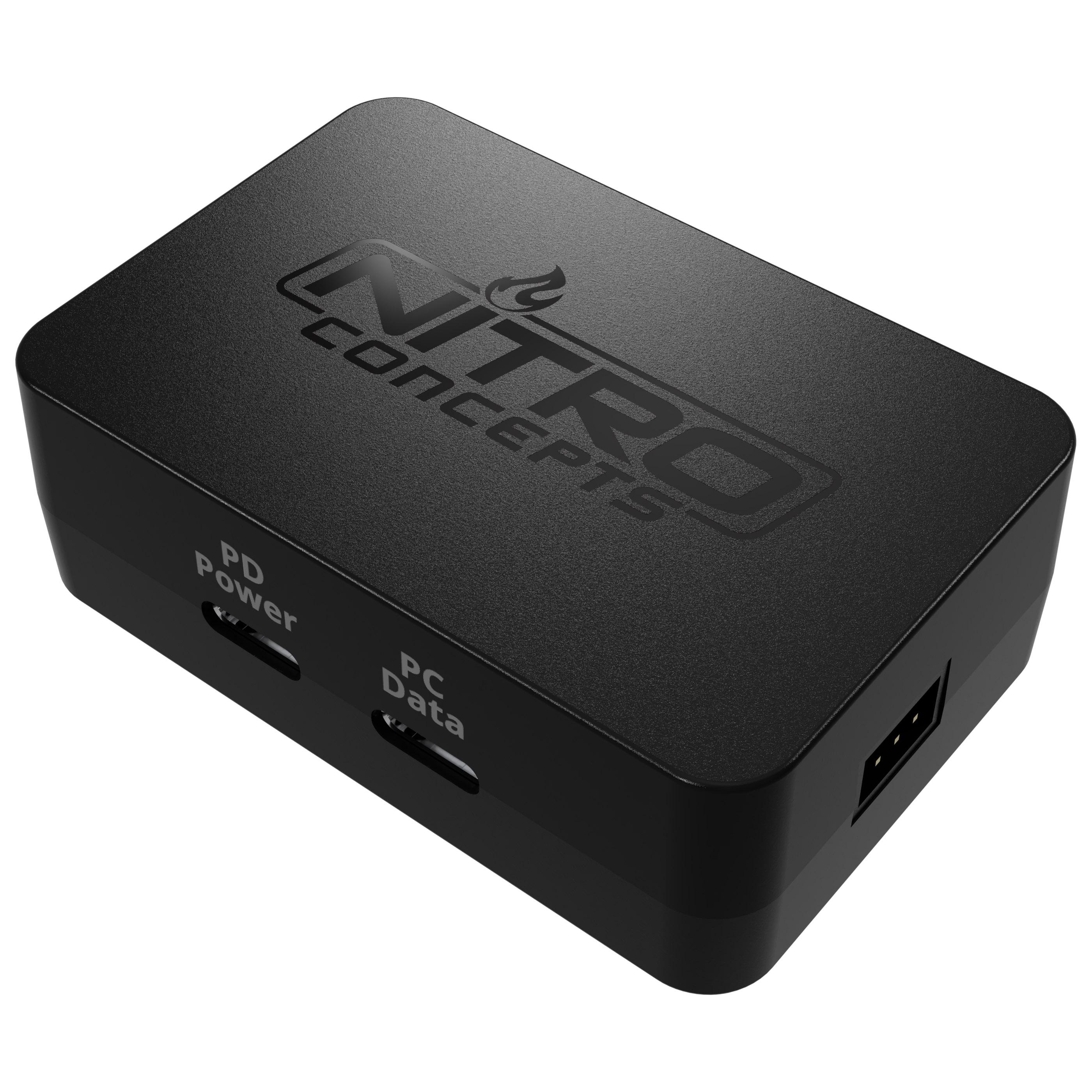 Schwarzes Nitro Concepts Gerät. Es hat Anschlüsse mit der Aufschrift 'PD Power' und 'PC Data'. Das Logo ist sichtbar.
