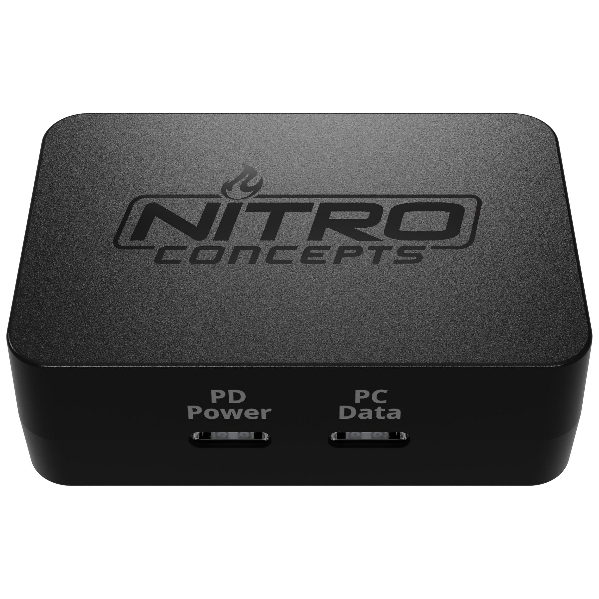 Schwarzes Nitro Concepts Gerät. Es hat PD Power- und PC Data-Anschlüsse. Das Logo ist oben.
