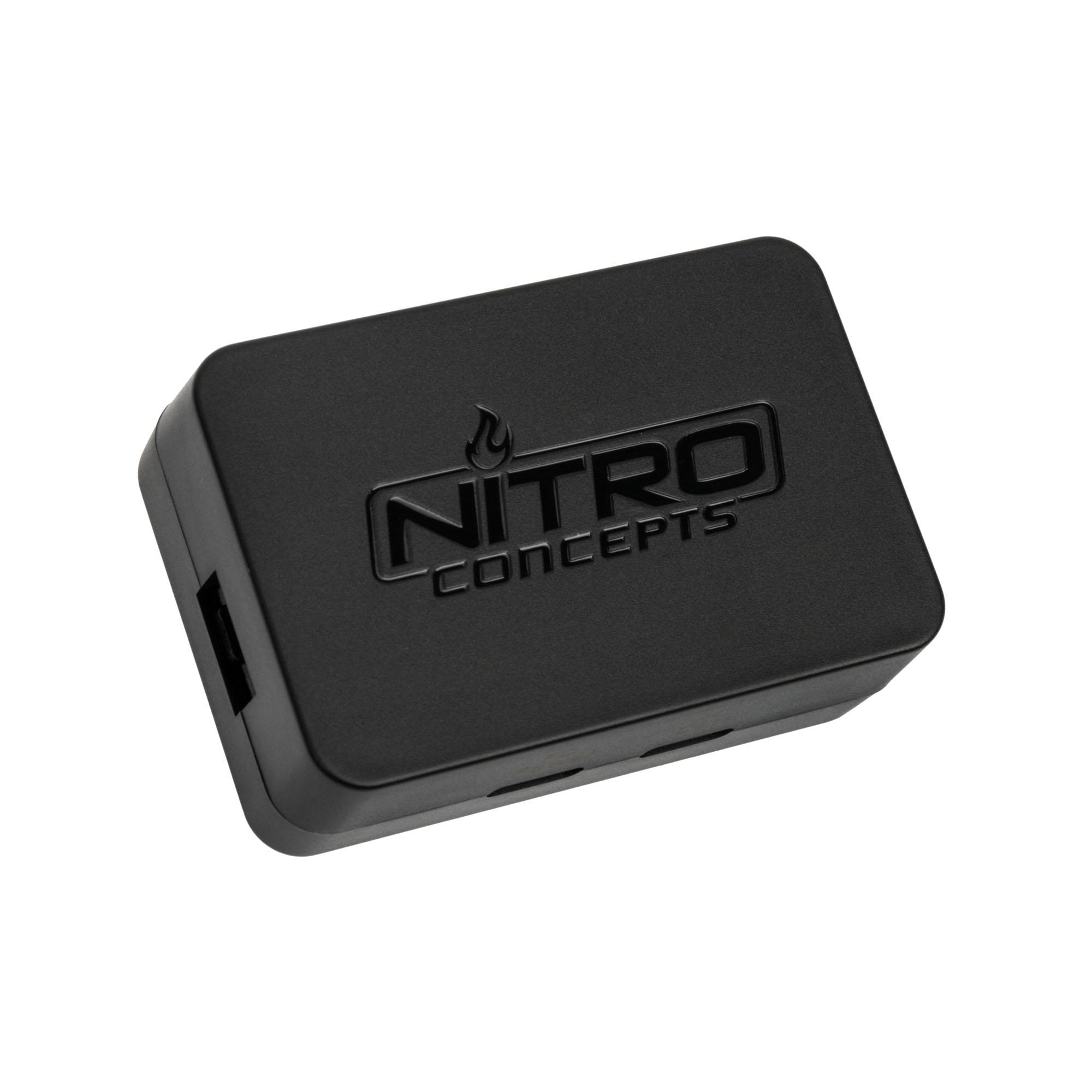 Ein schwarzes, rechteckiges Gerät mit dem eingeprägten Wort "NITRO CONCEPTS" auf der Oberseite, vor weißem Hintergrund.